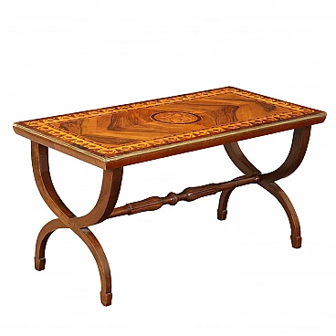 Tavolino in stile neoclassico con intarsi fitomorfi e gambe in mogano