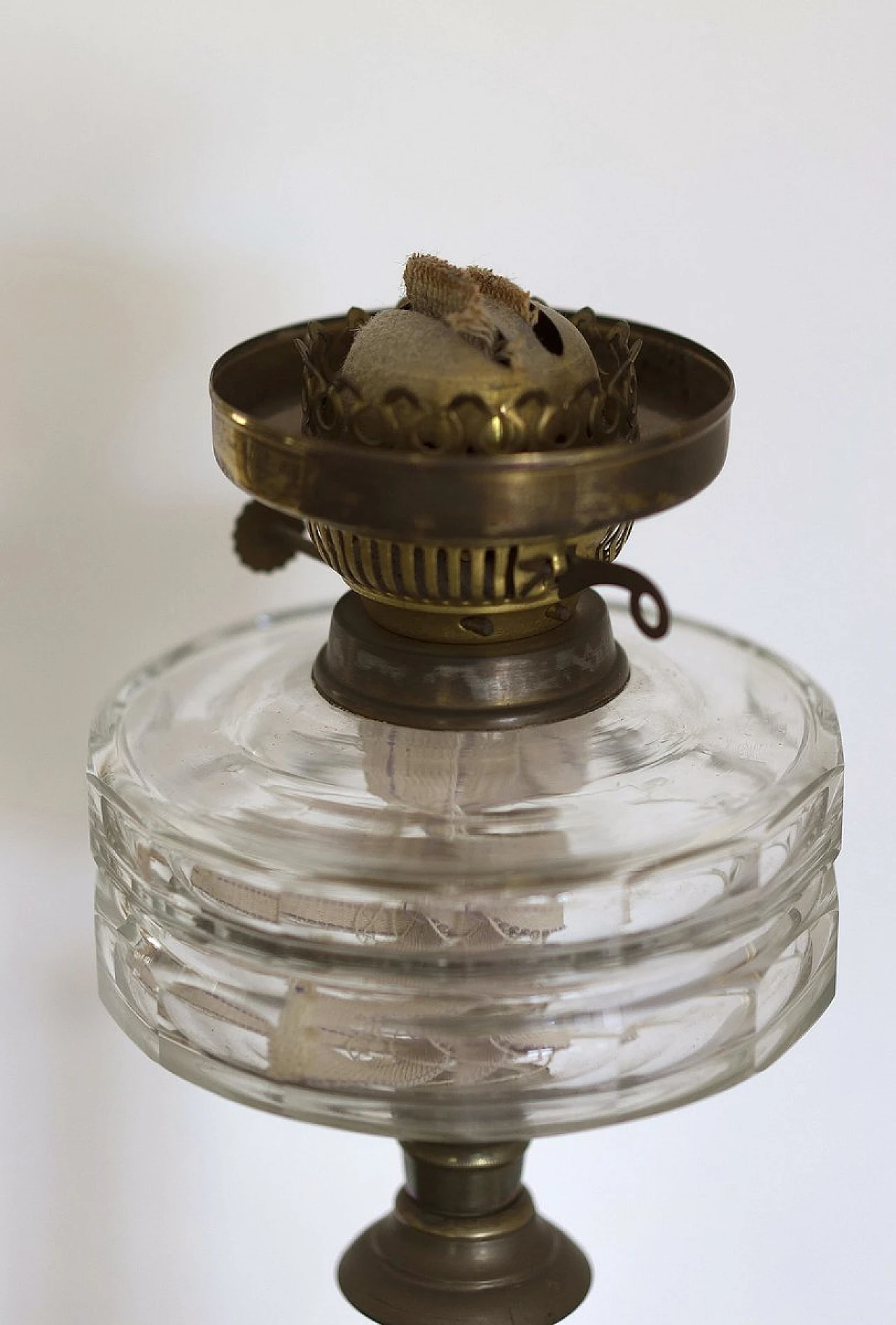 Brass & glass oil lamp with wooden base by Sherwoods Ltd, 19th century 3