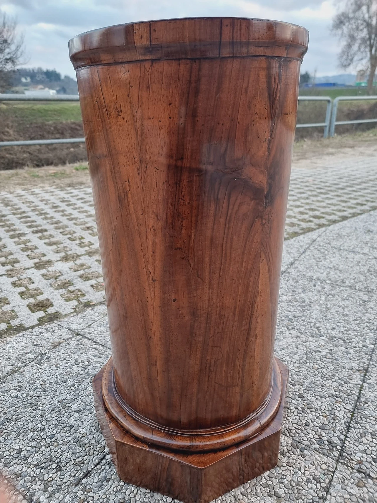 Empire walnut octagonal column cabinet, early 19th century 3