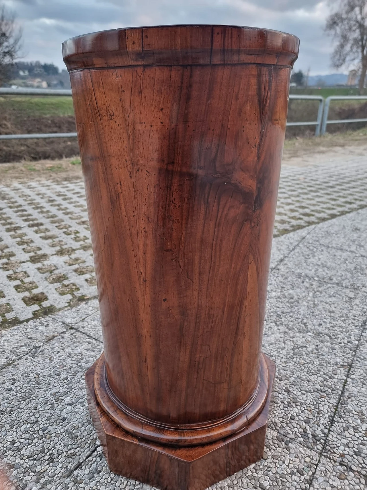 Empire walnut octagonal column cabinet, early 19th century 4