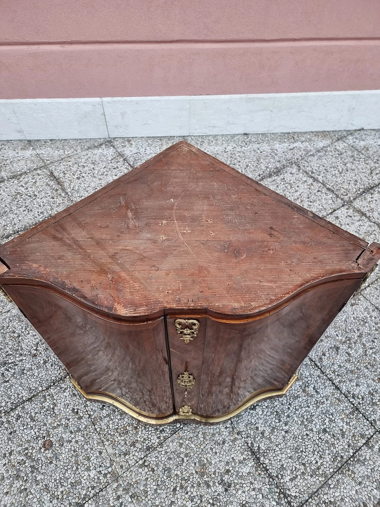 Pair of rosewood veneered cornerboards, 18th century 5