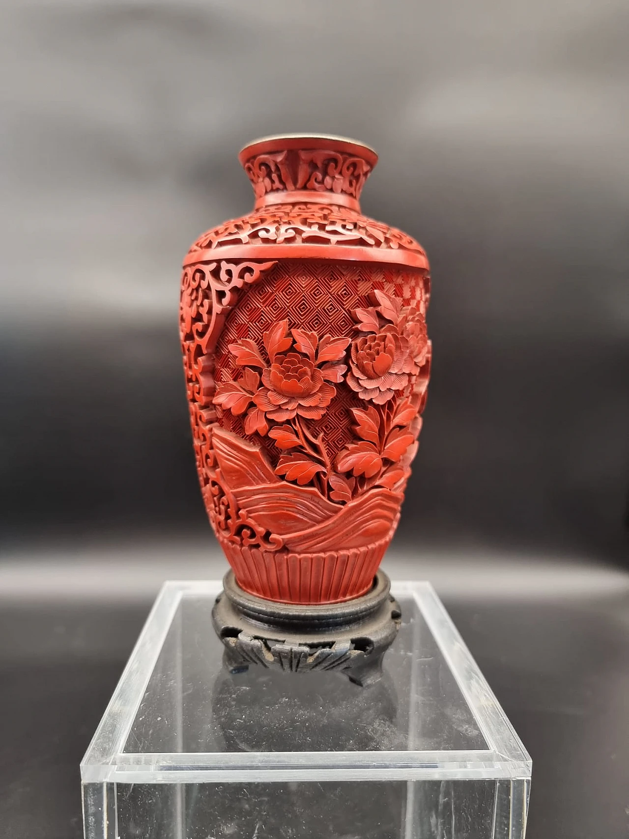 Chinese vase in carved cinnabar with flowers, 18th century 1