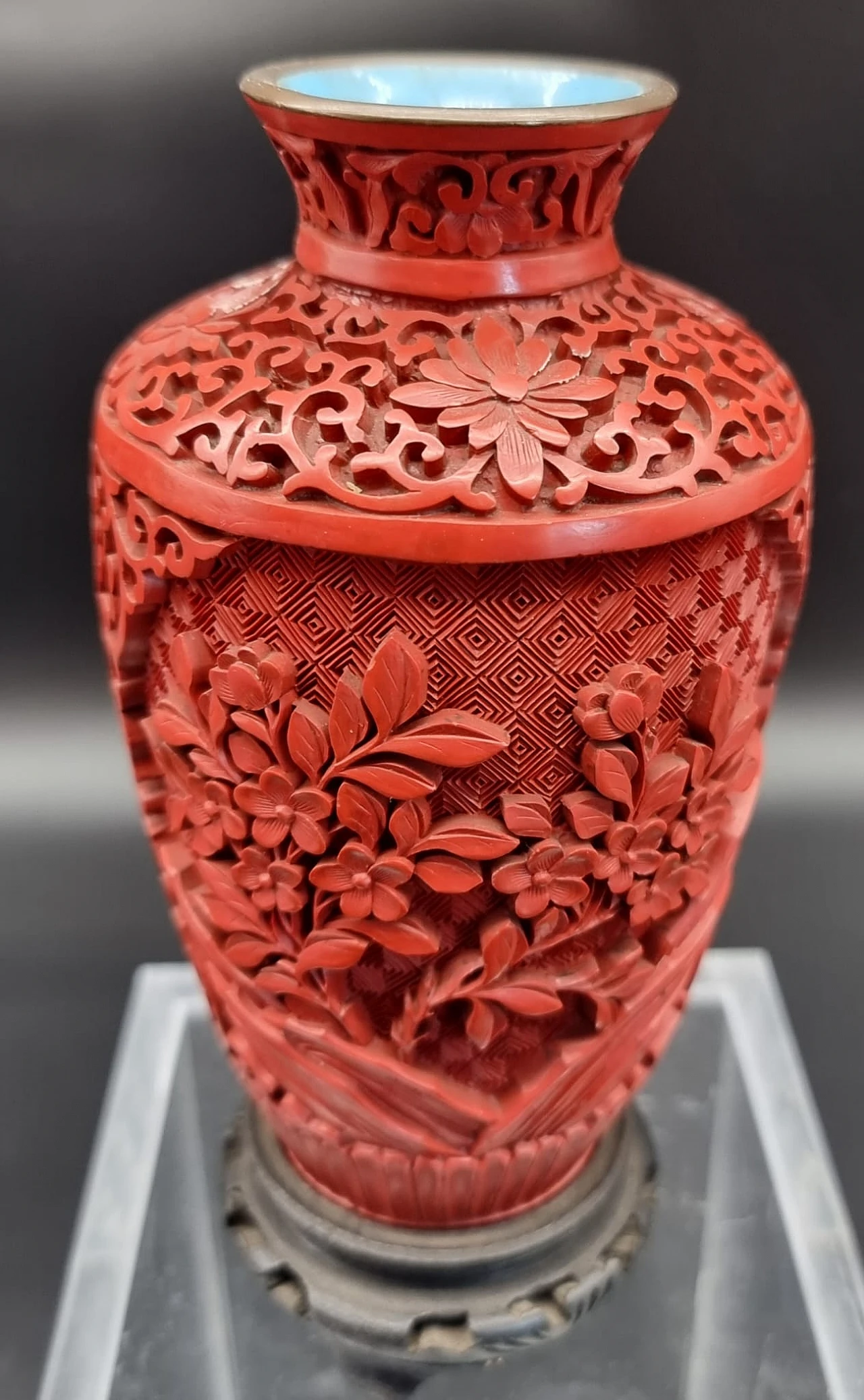 Chinese vase in carved cinnabar with flowers, 18th century 2