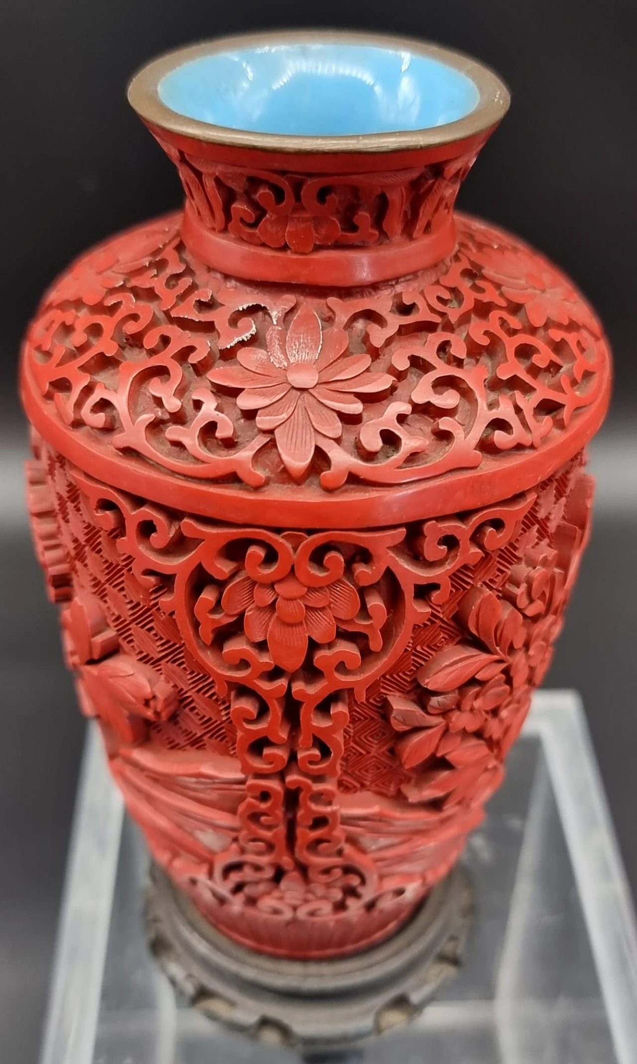 Chinese vase in carved cinnabar with flowers, 18th century 3