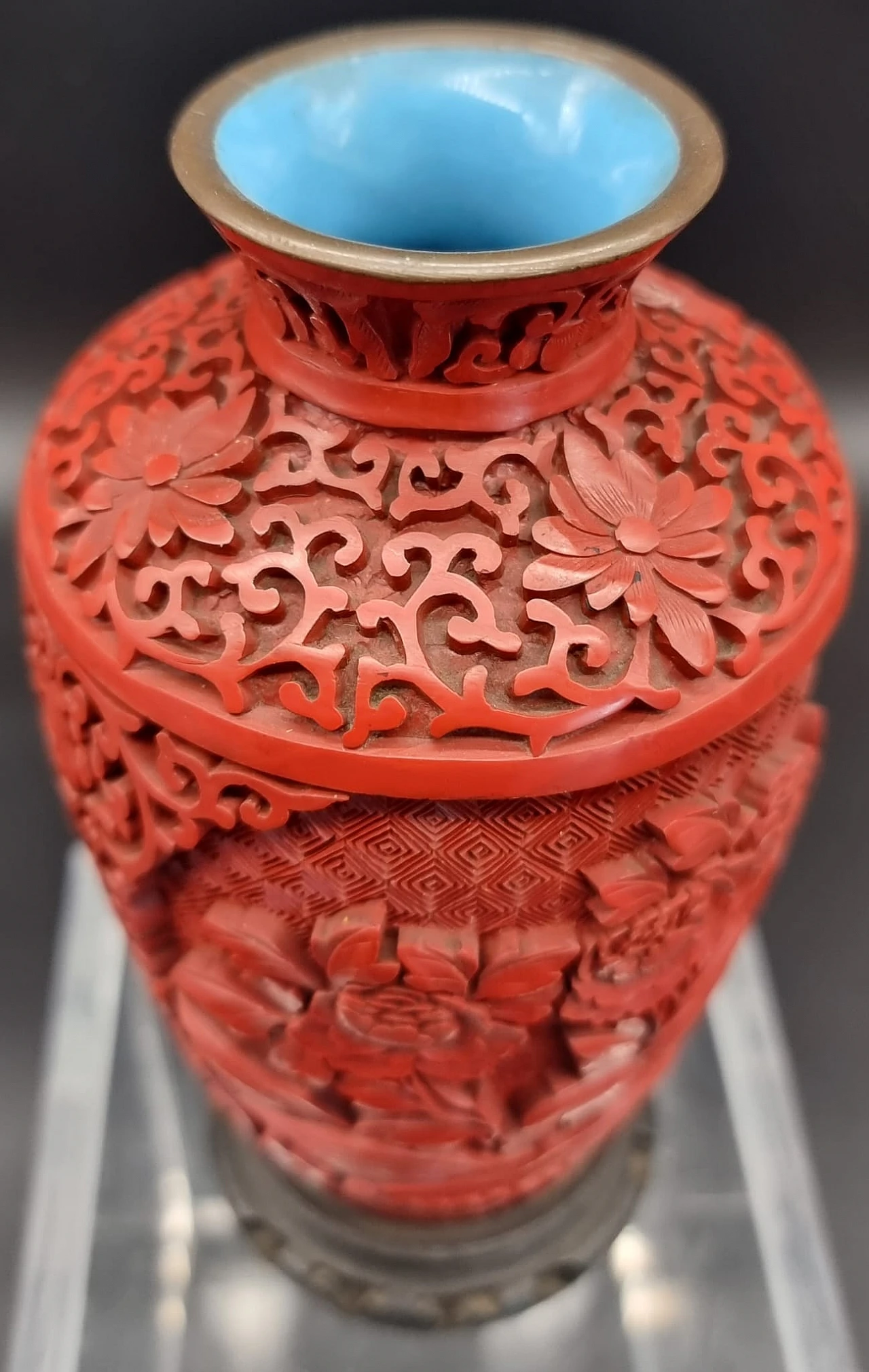 Chinese vase in carved cinnabar with flowers, 18th century 5