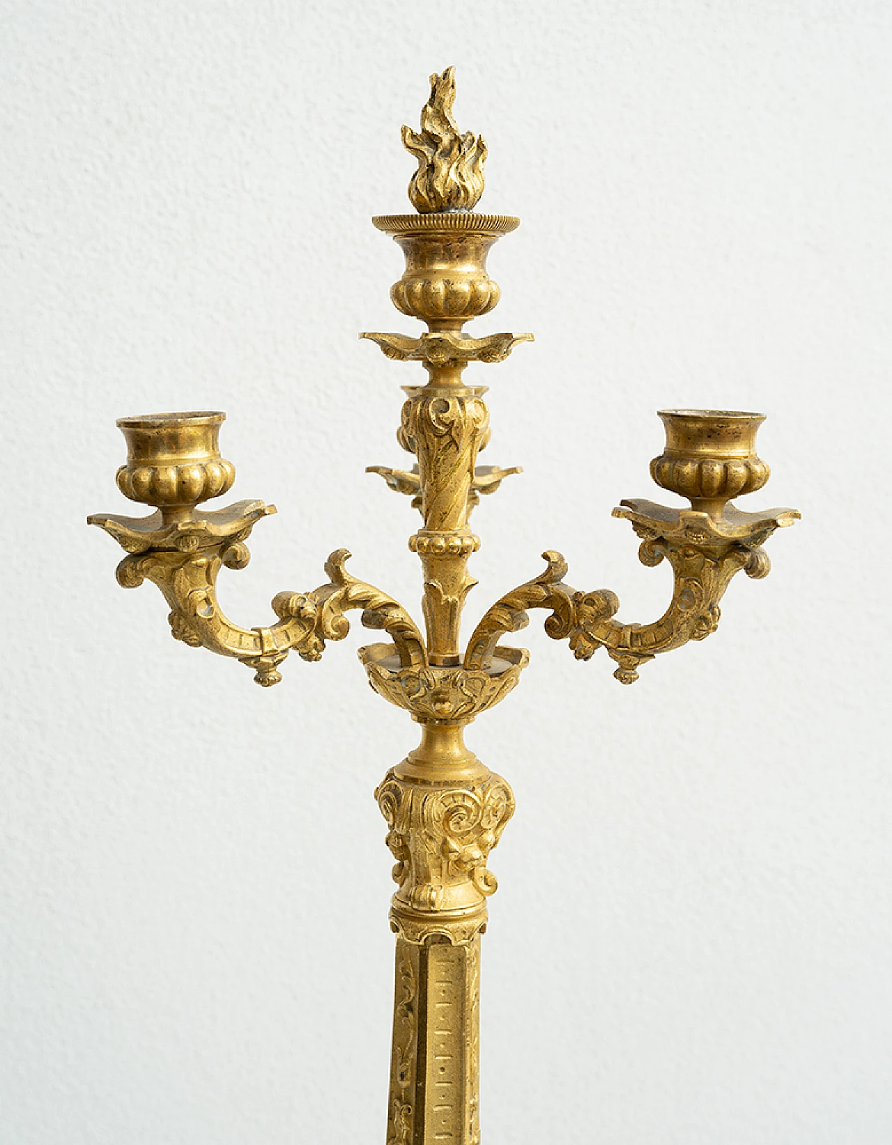 Coppia di candelabri Carlo X in bronzo dorato, inizio '800 2