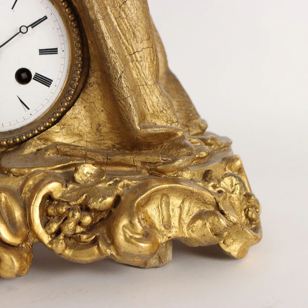 Gilded wooden countertop clock with statue of a scholar, 19th century 7