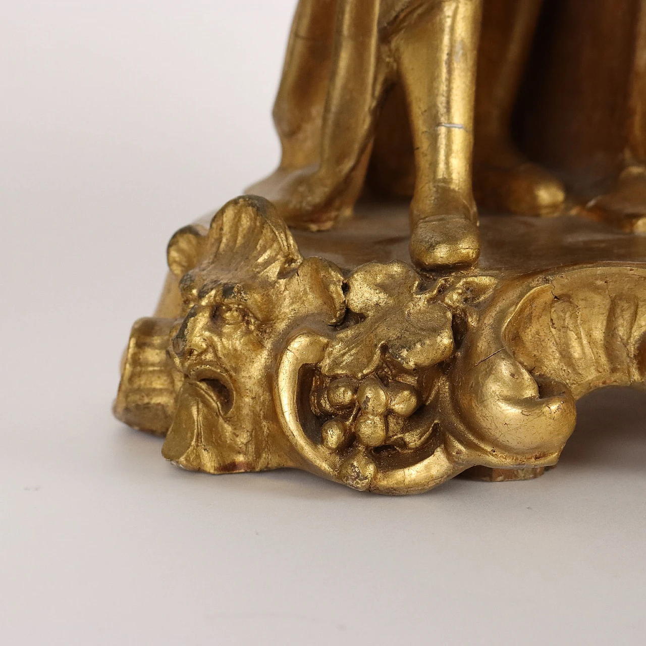 Gilded wooden countertop clock with statue of a scholar, 19th century 8