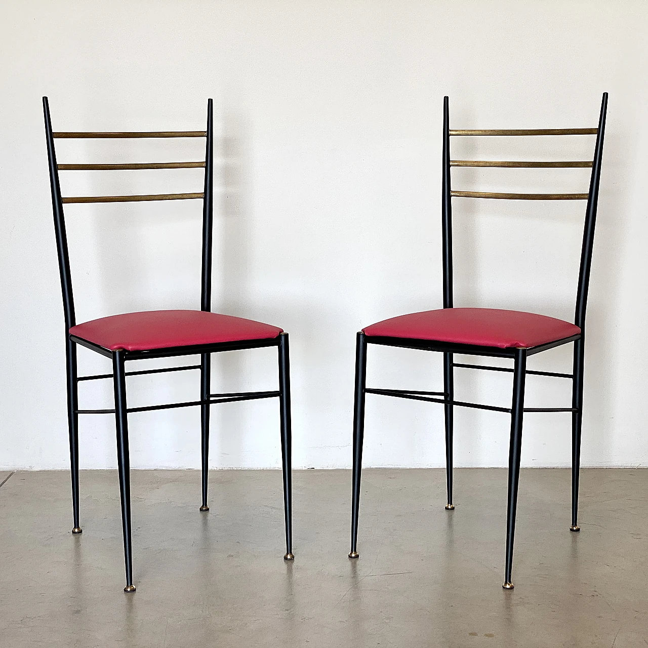 6 Chairs in black lacquered iron, fuchsia leatherette and brass, 1960s 4