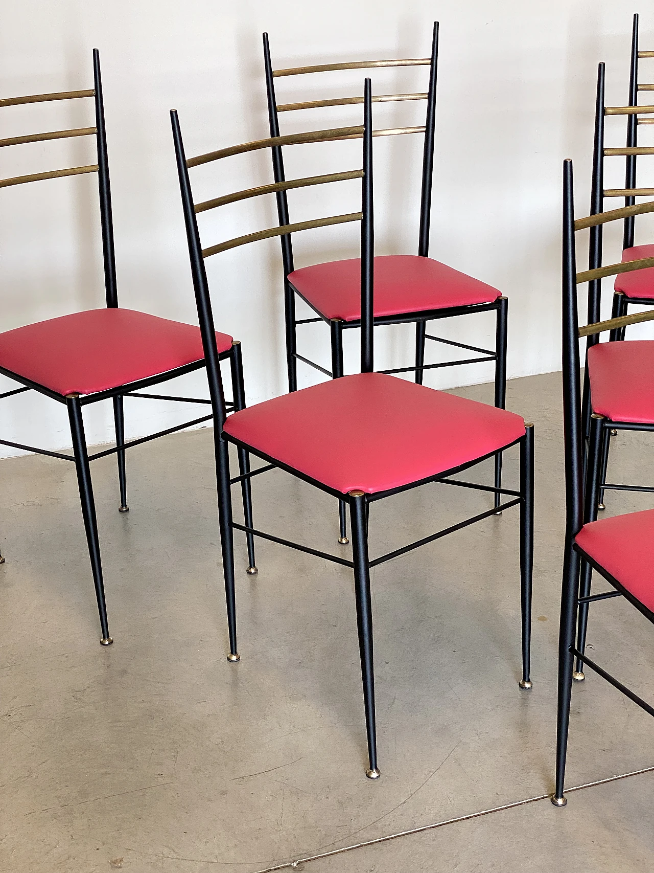 6 Chairs in black lacquered iron, fuchsia leatherette and brass, 1960s 5