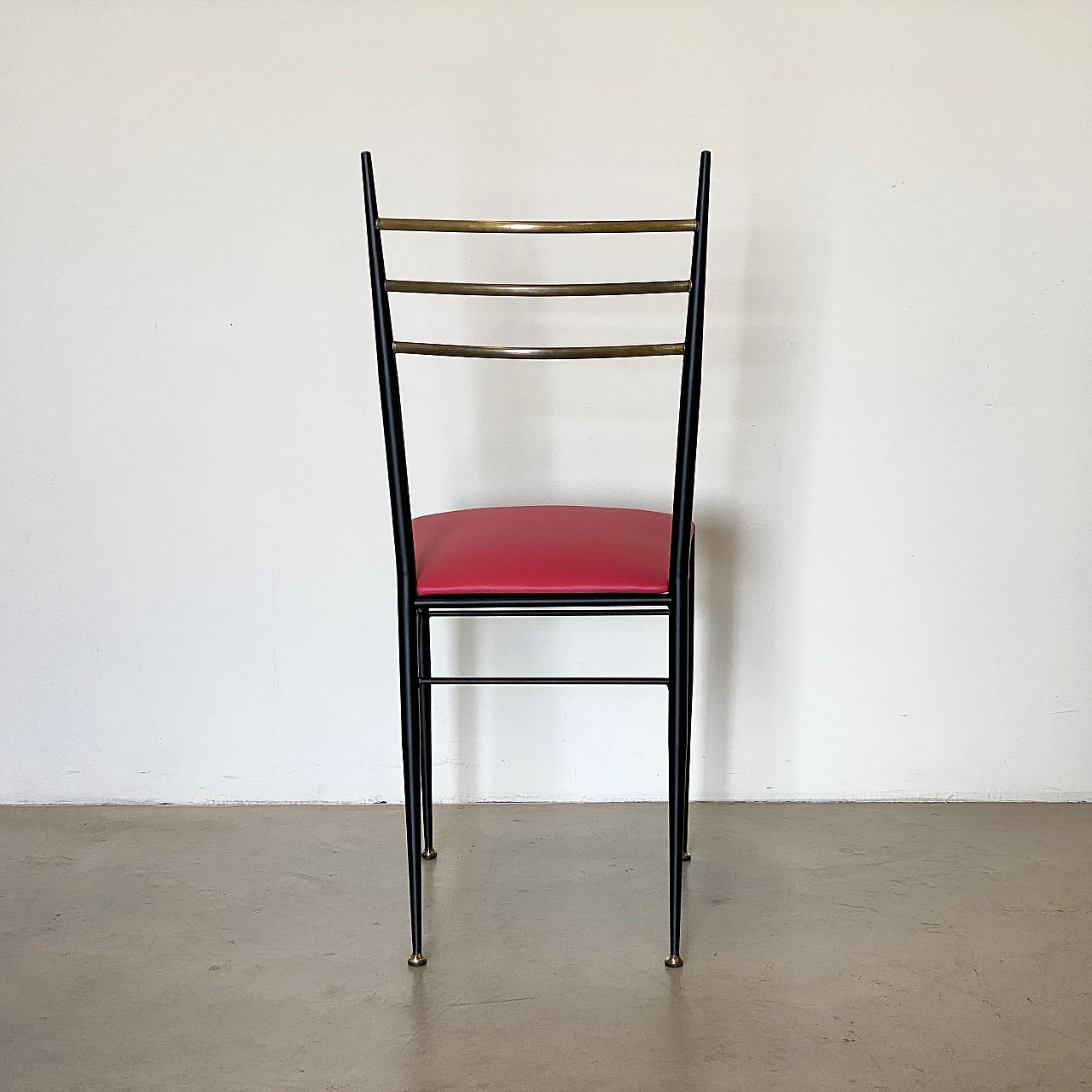 6 Chairs in black lacquered iron, fuchsia leatherette and brass, 1960s 6