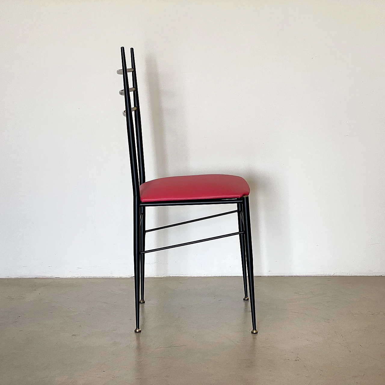 6 Chairs in black lacquered iron, fuchsia leatherette and brass, 1960s 7