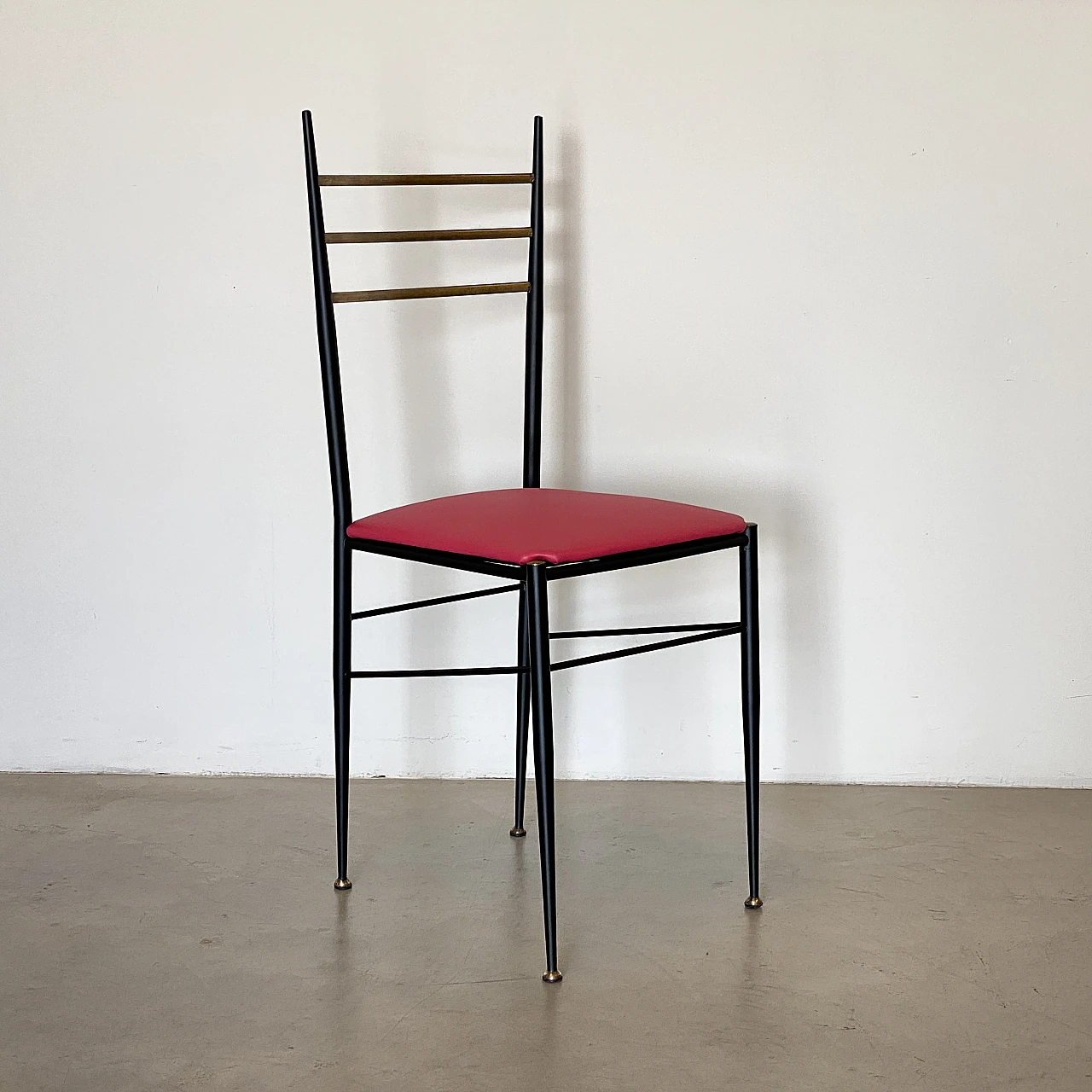 6 Chairs in black lacquered iron, fuchsia leatherette and brass, 1960s 8