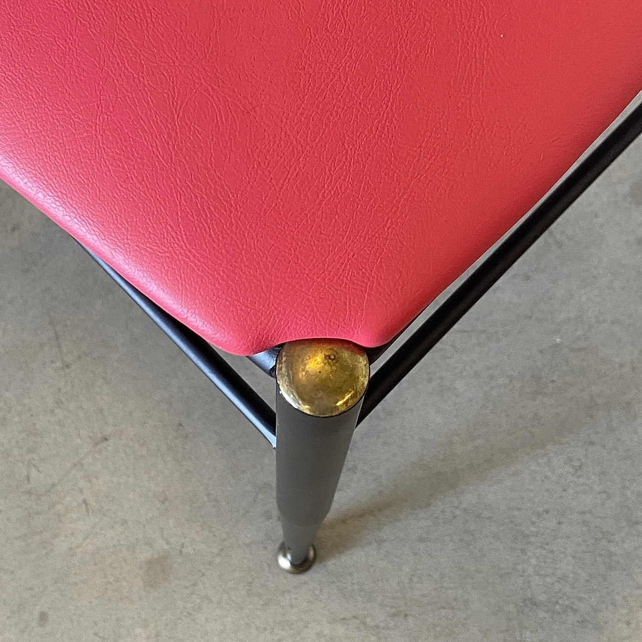 6 Chairs in black lacquered iron, fuchsia leatherette and brass, 1960s 9