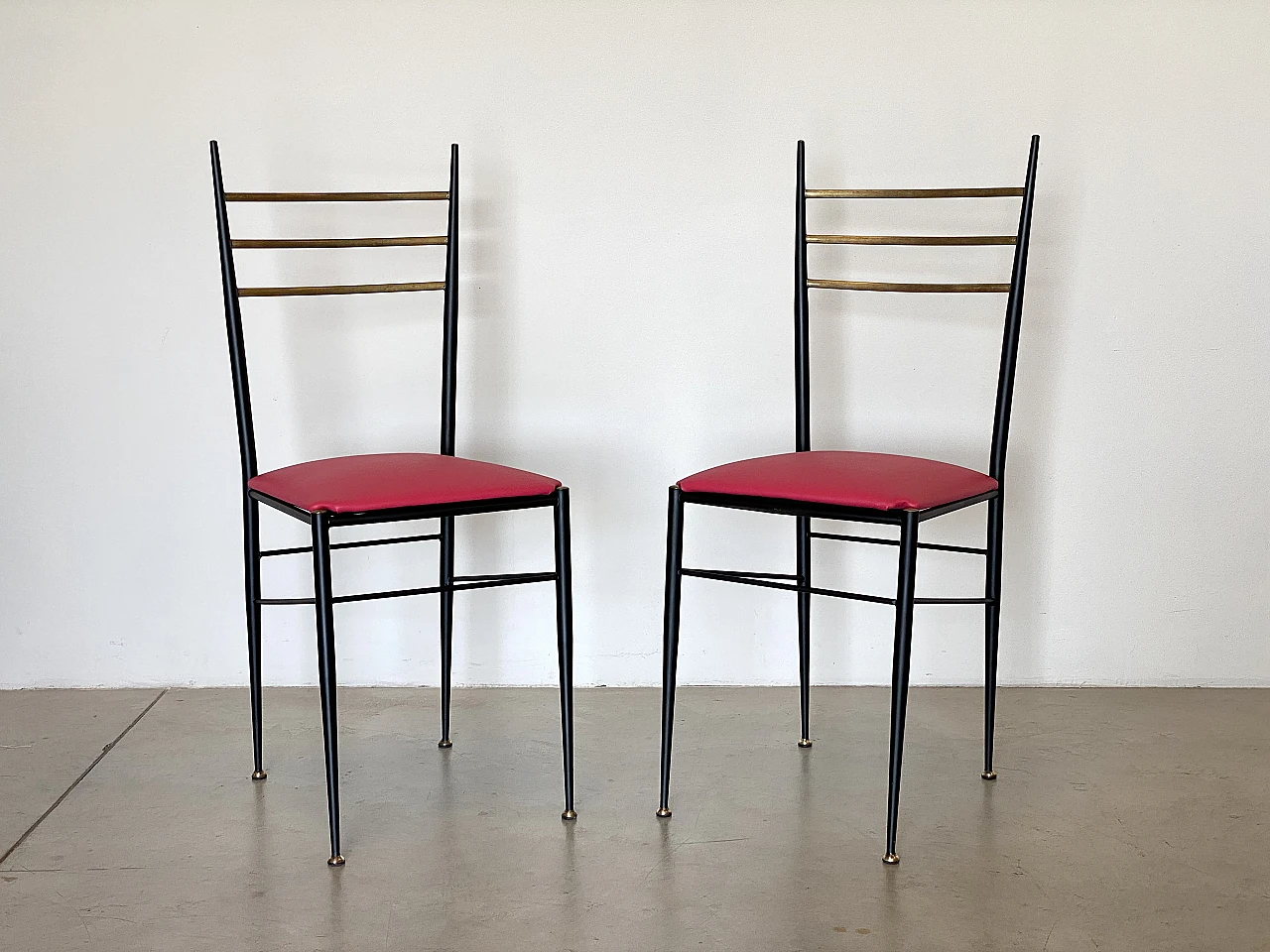 6 Chairs in black lacquered iron, fuchsia leatherette and brass, 1960s 10