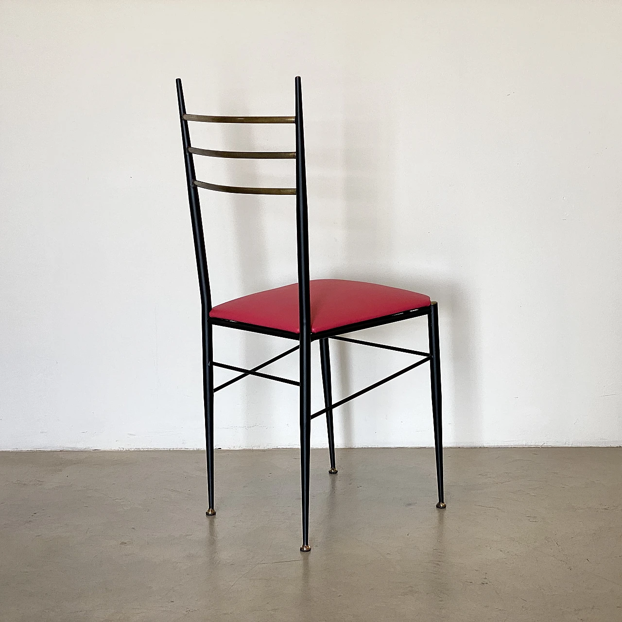 6 Chairs in black lacquered iron, fuchsia leatherette and brass, 1960s 11