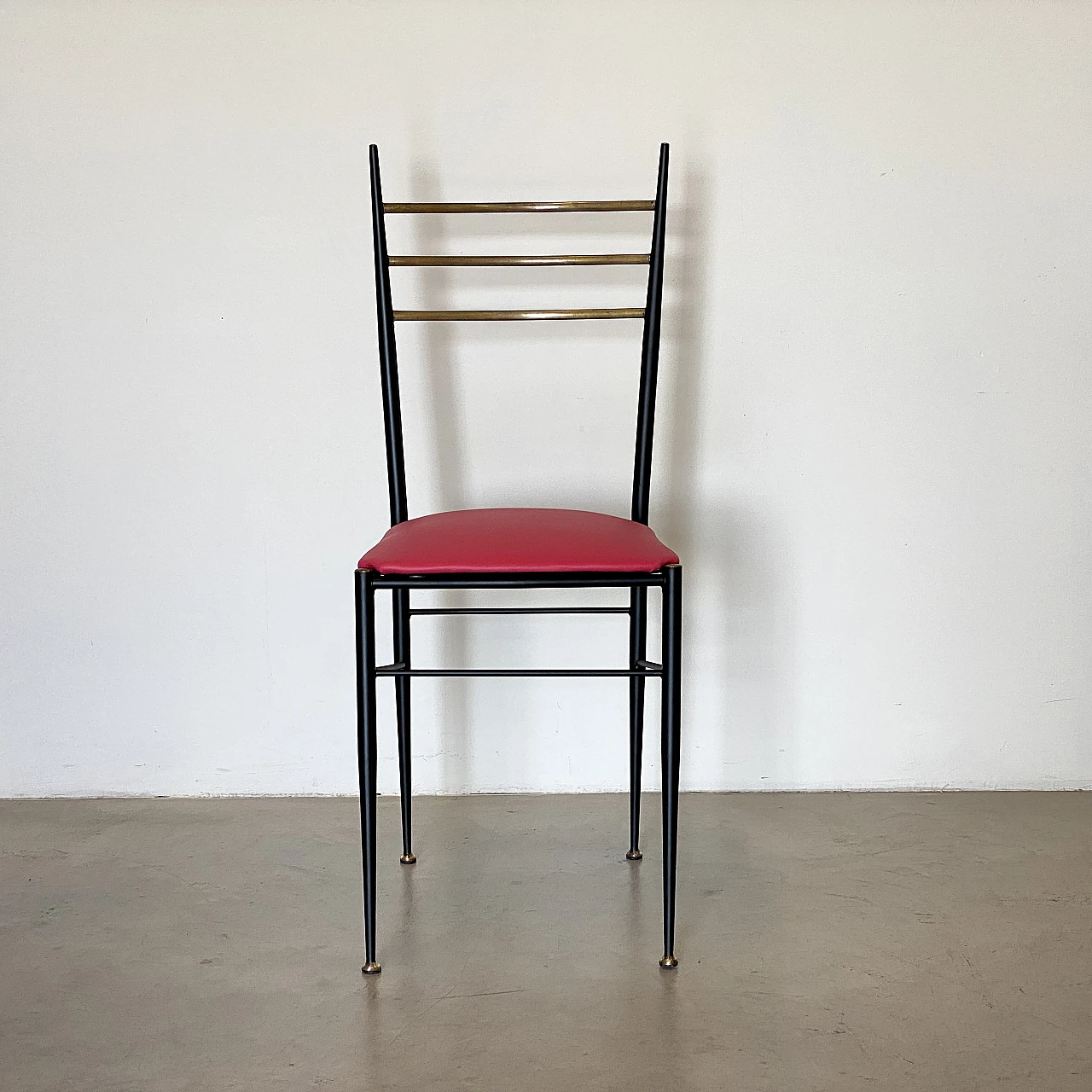 6 Chairs in black lacquered iron, fuchsia leatherette and brass, 1960s 12