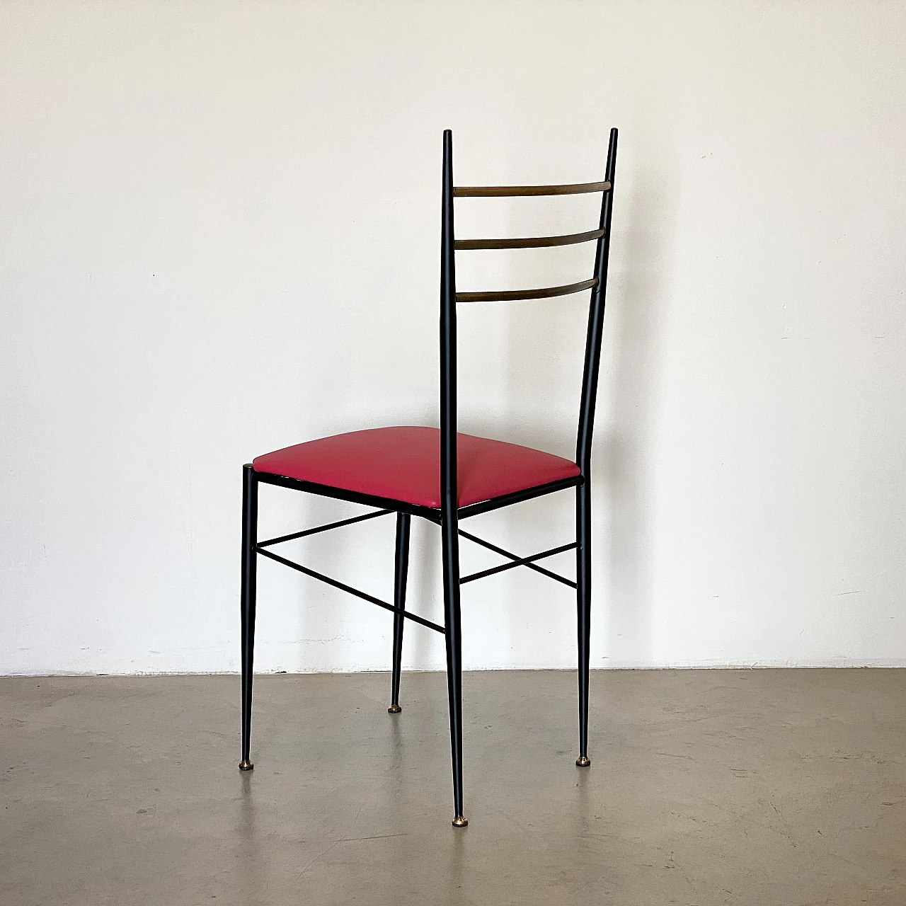 6 Chairs in black lacquered iron, fuchsia leatherette and brass, 1960s 14