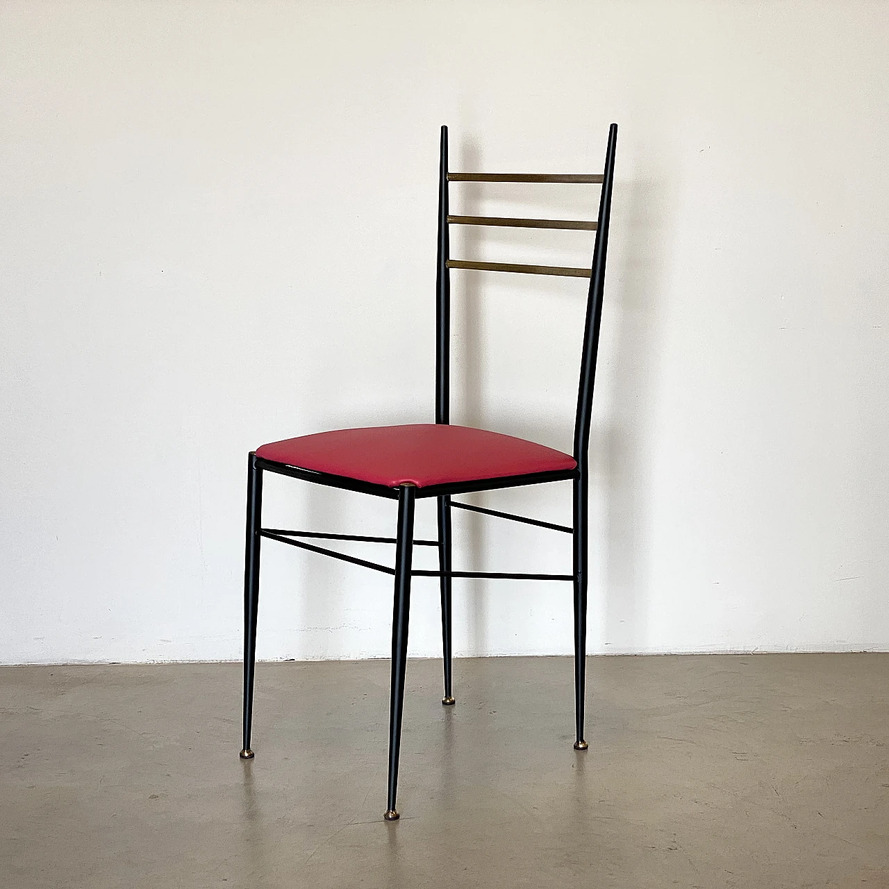 6 Chairs in black lacquered iron, fuchsia leatherette and brass, 1960s 15