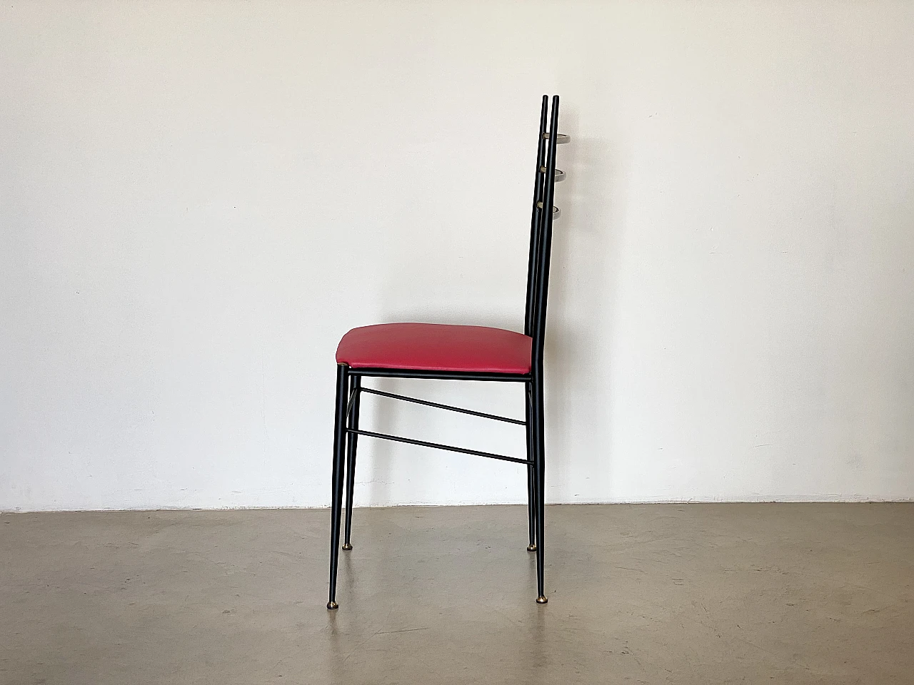 6 Chairs in black lacquered iron, fuchsia leatherette and brass, 1960s 16