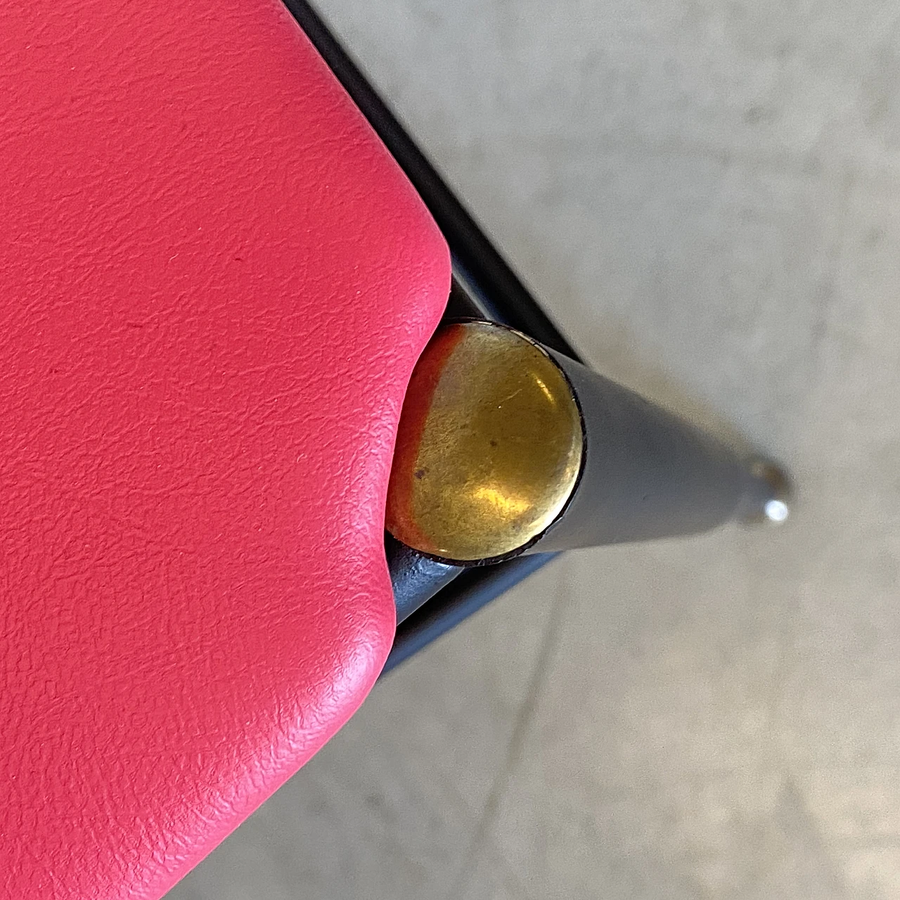 6 Chairs in black lacquered iron, fuchsia leatherette and brass, 1960s 19