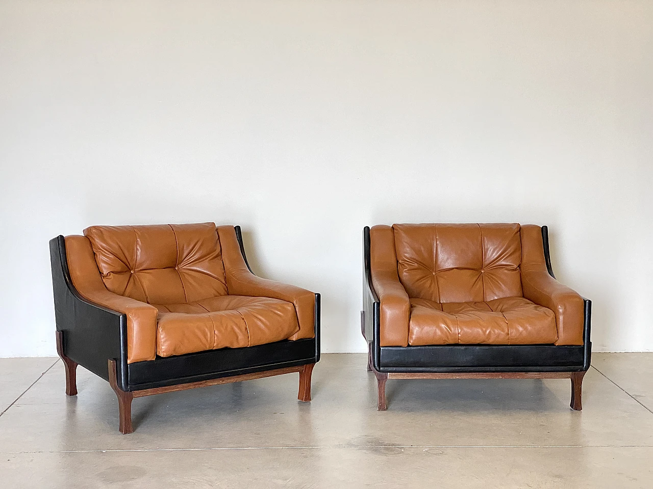 Pair of leather armchairs in the style of Claudio Salocchi, 1960s 1