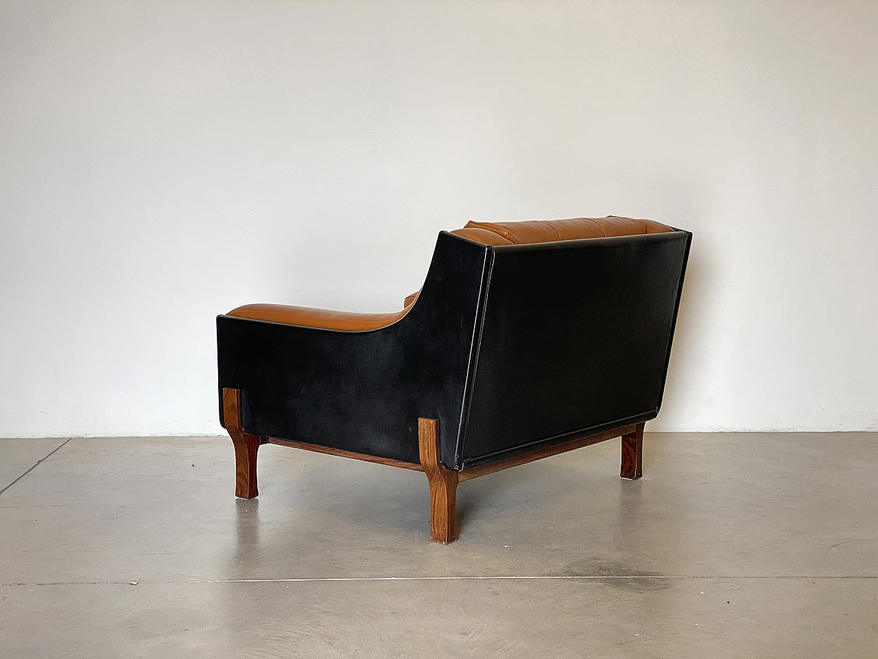 Pair of leather armchairs in the style of Claudio Salocchi, 1960s 3