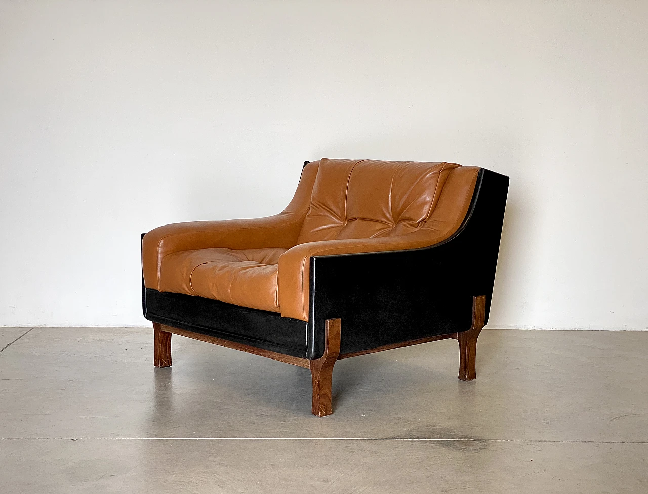 Pair of leather armchairs in the style of Claudio Salocchi, 1960s 4