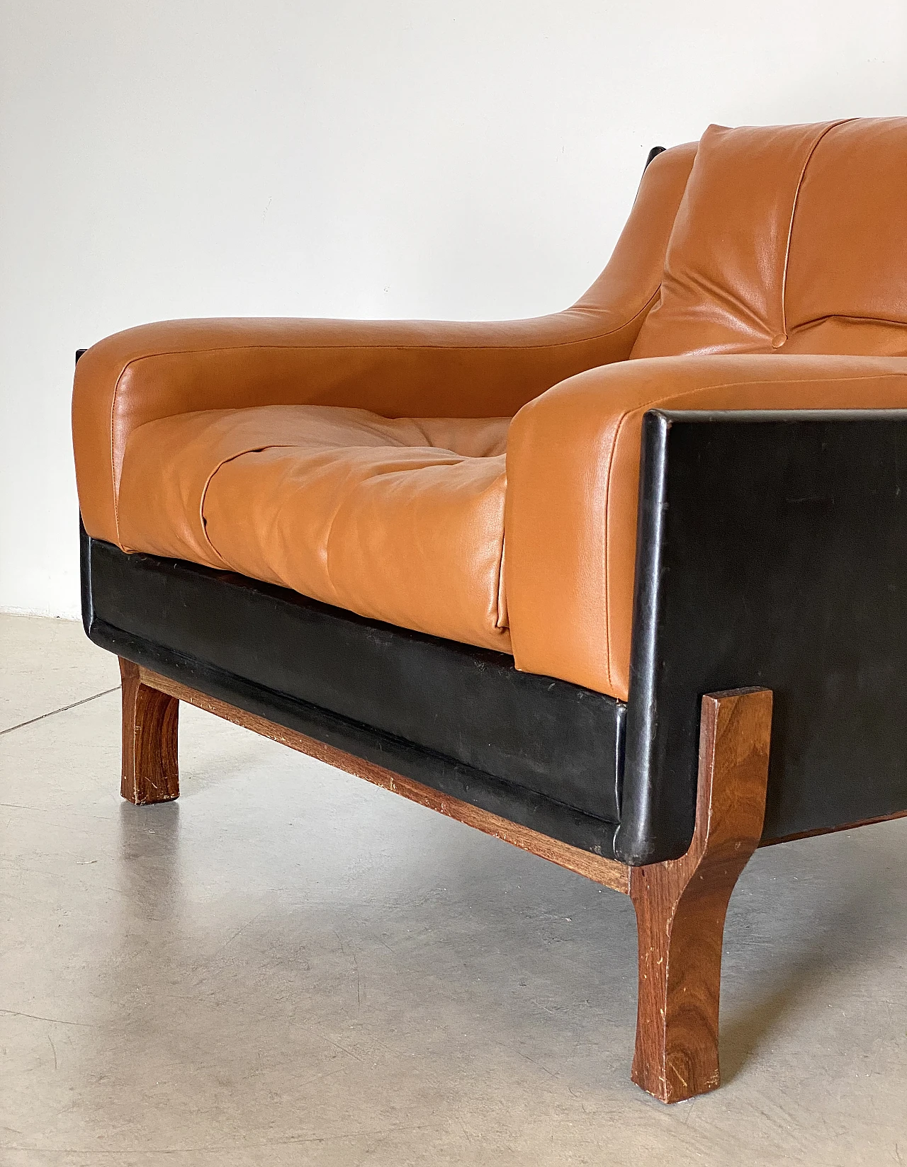 Pair of leather armchairs in the style of Claudio Salocchi, 1960s 6