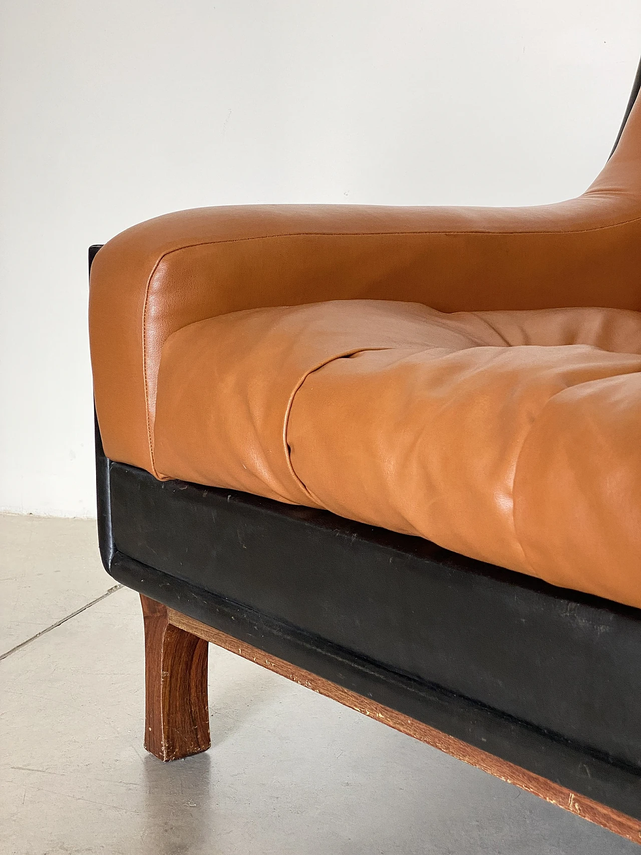 Pair of leather armchairs in the style of Claudio Salocchi, 1960s 8