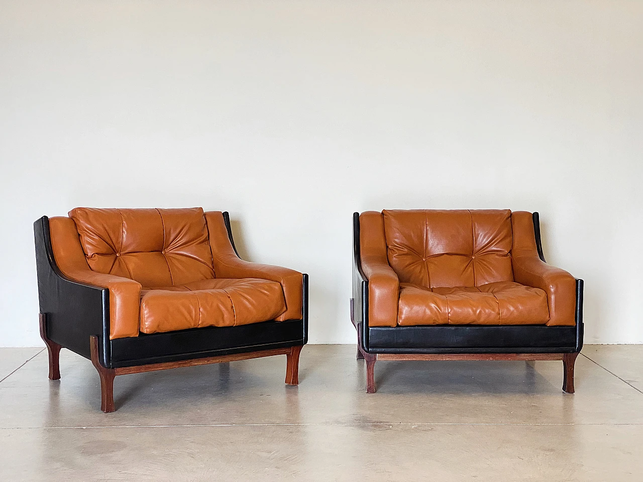 Pair of leather armchairs in the style of Claudio Salocchi, 1960s 11