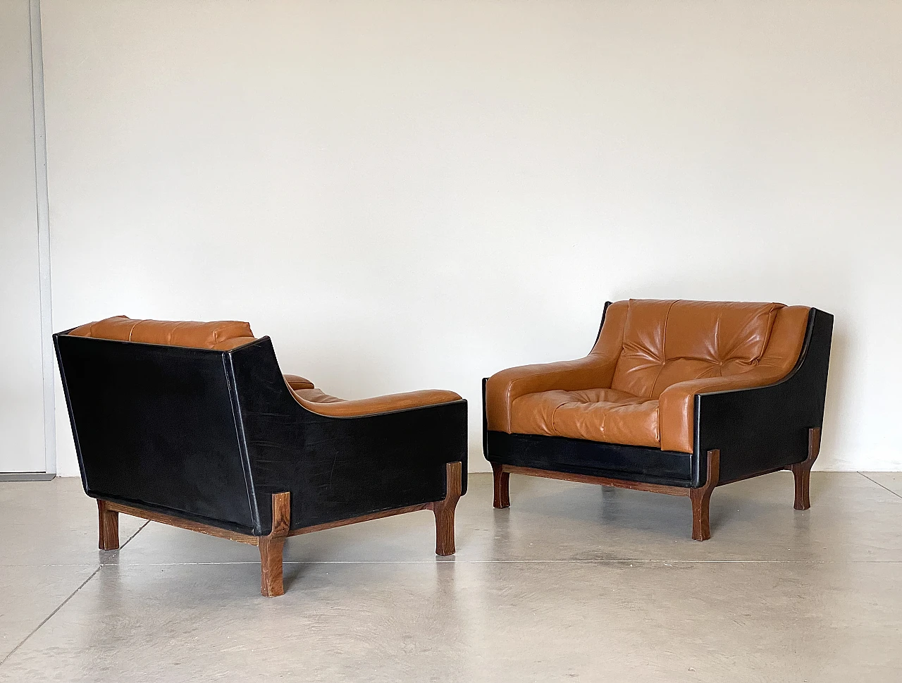 Pair of leather armchairs in the style of Claudio Salocchi, 1960s 12