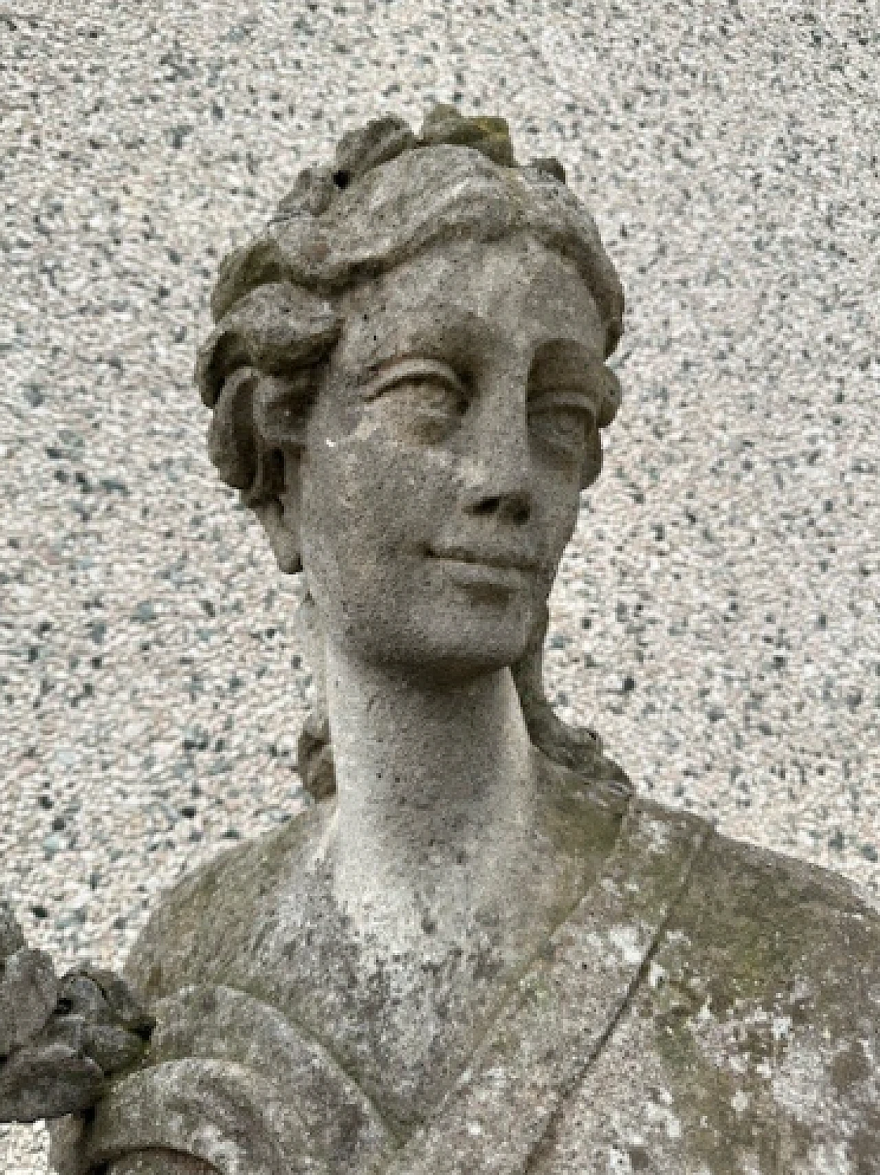 Woman with flowers, statue in Vicenza stone 1