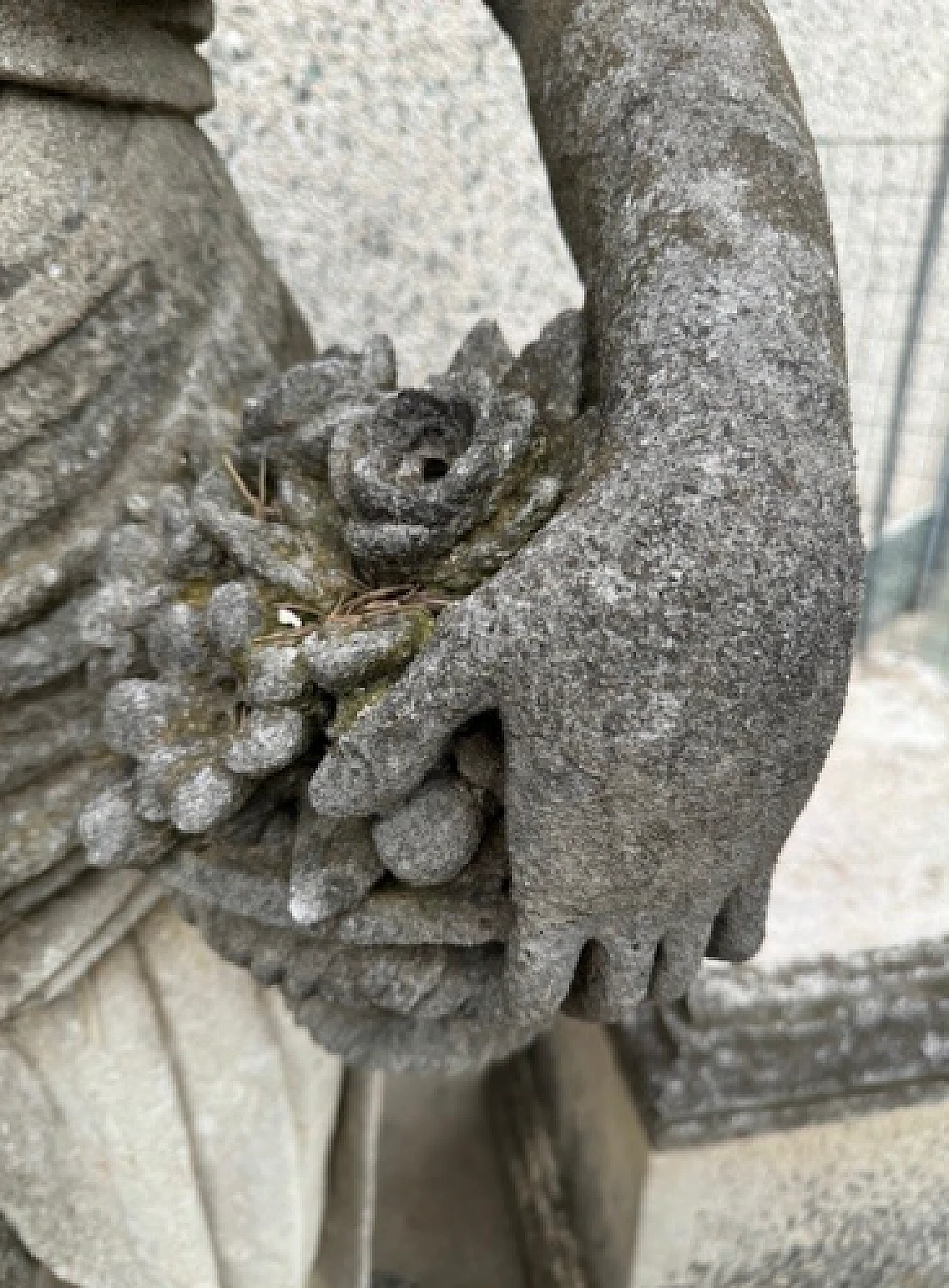 Woman with flowers, statue in Vicenza stone 2