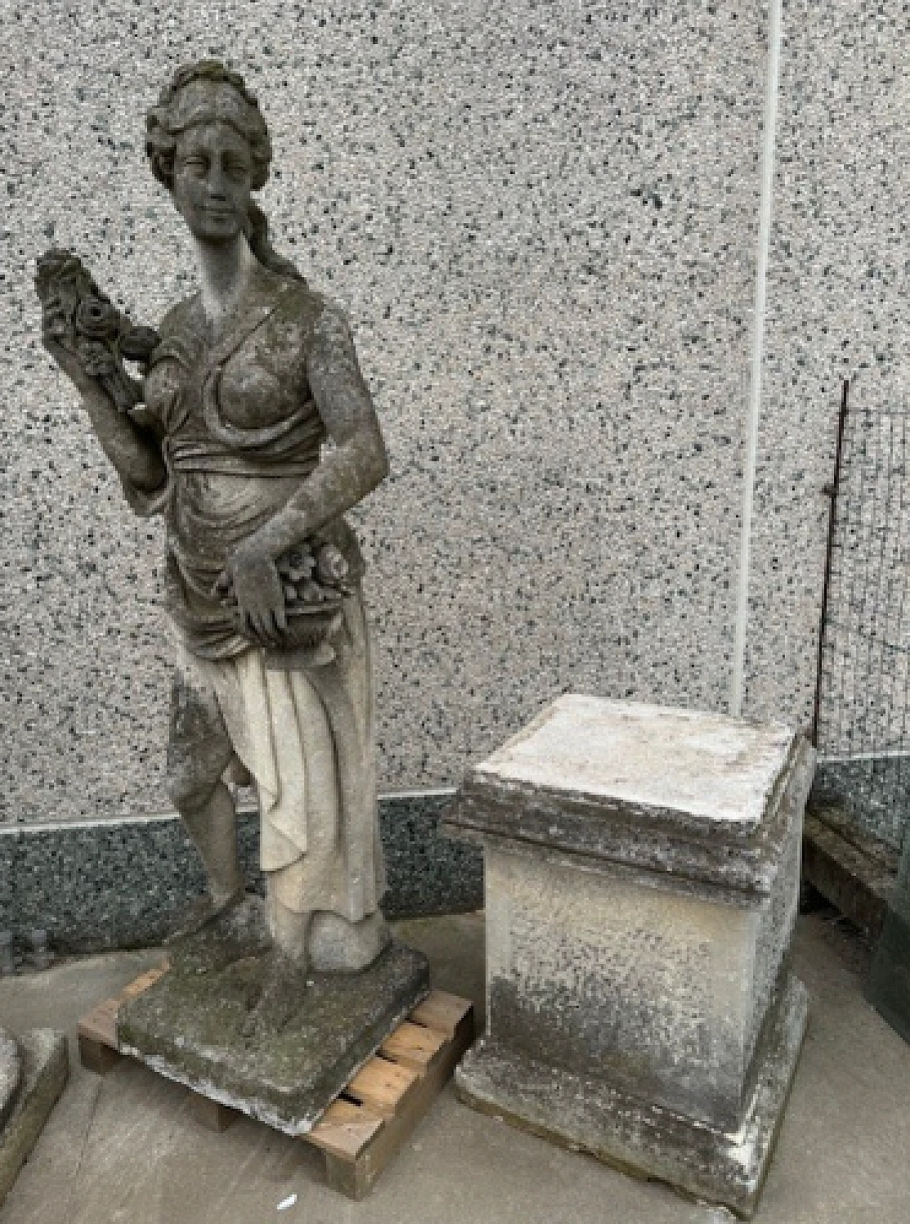 Woman with flowers, statue in Vicenza stone 3