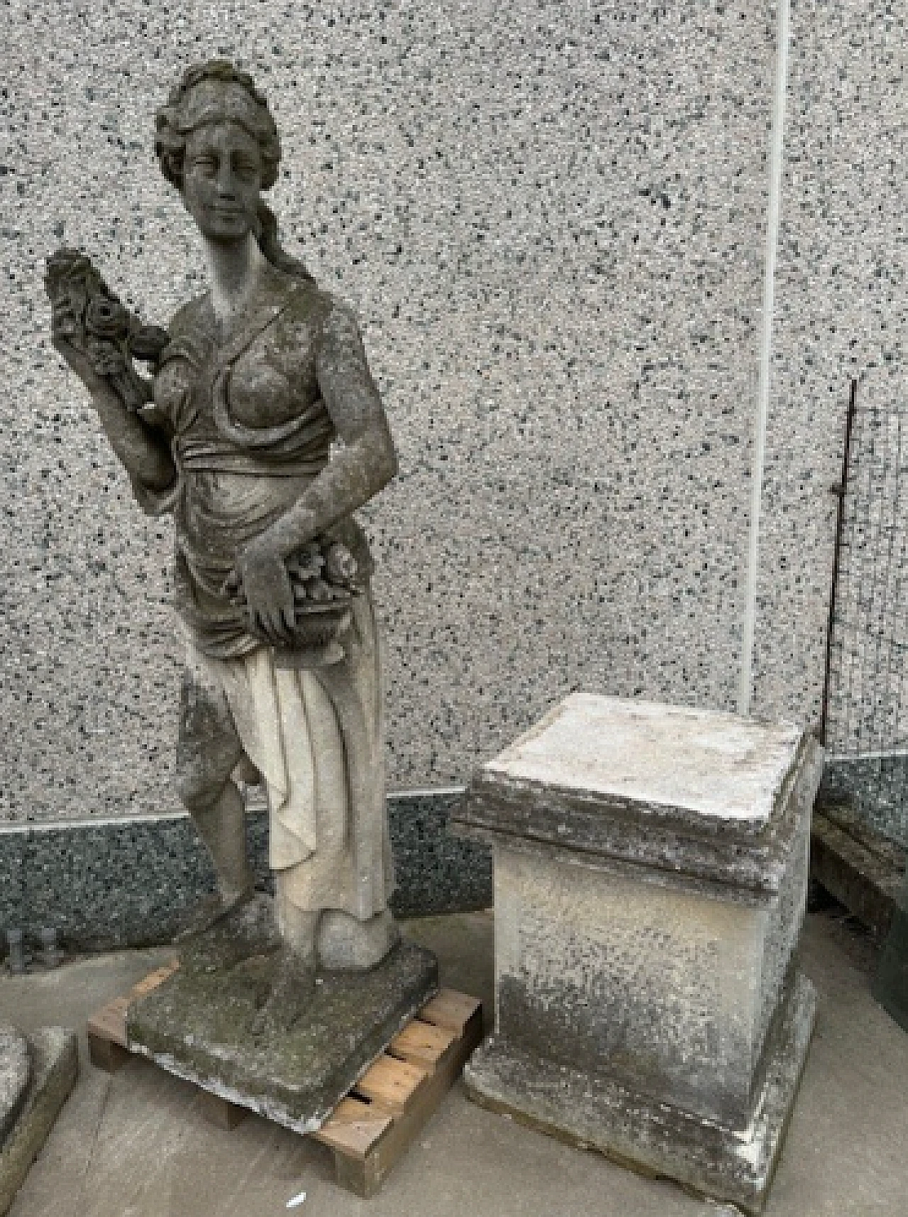 Woman with flowers, statue in Vicenza stone 4