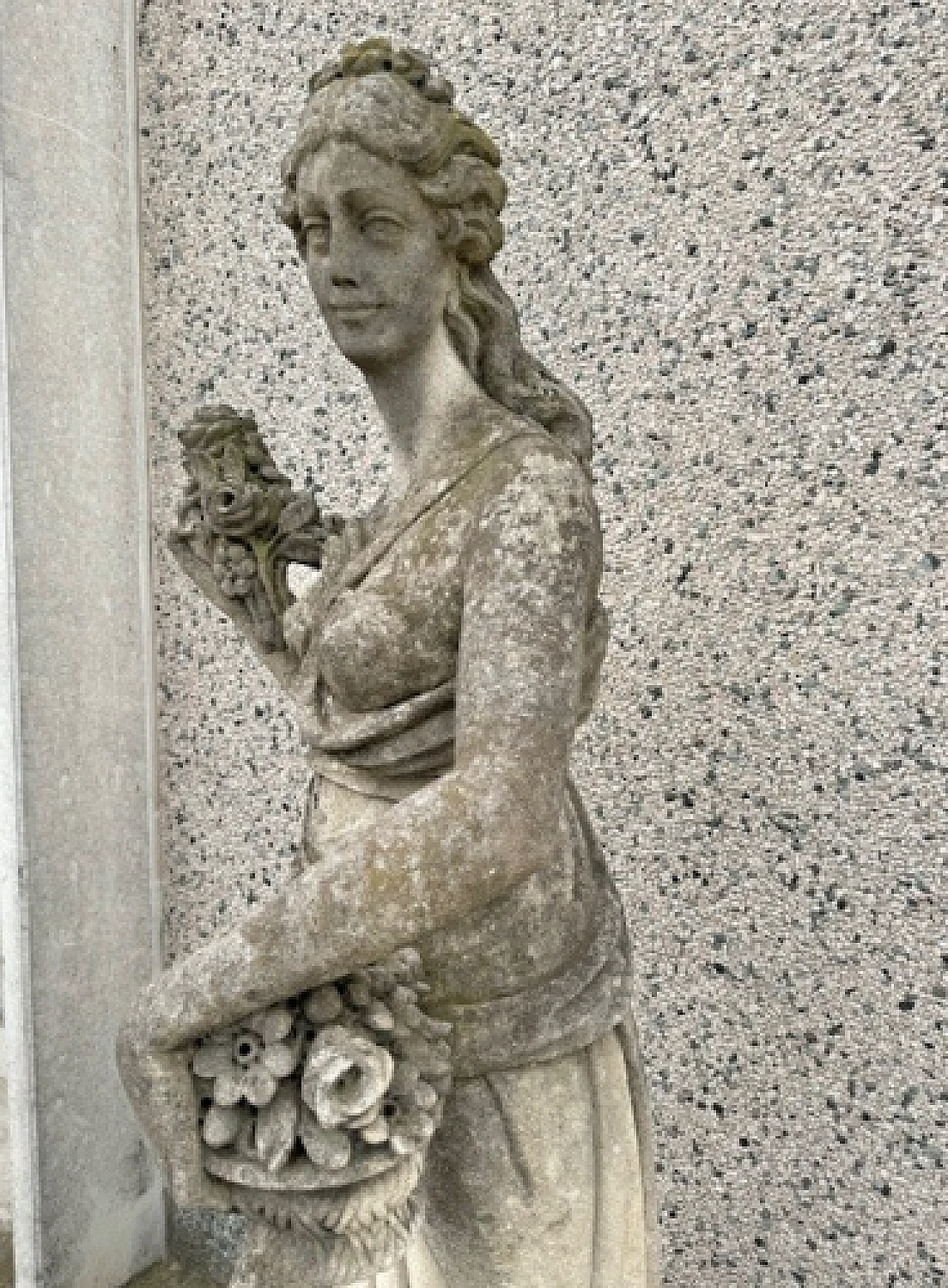 Donna con fiori, statua in pietra di Vicenza 5