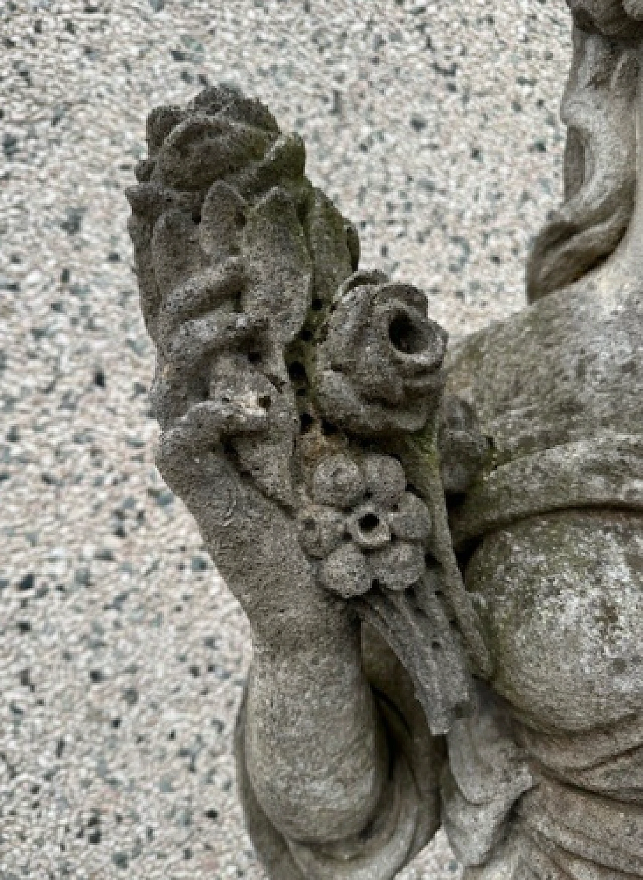 Donna con fiori, statua in pietra di Vicenza 6