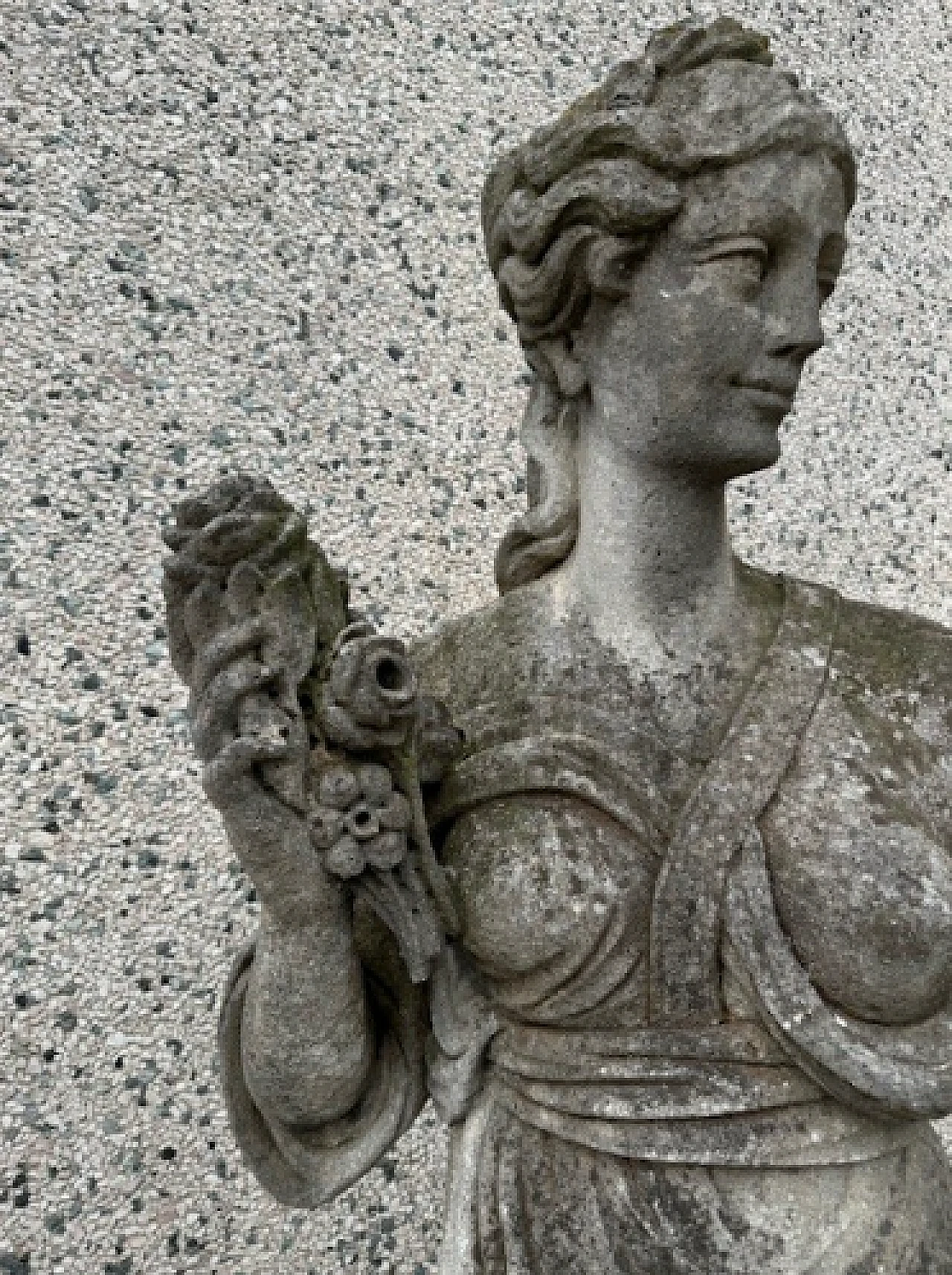 Woman with flowers, statue in Vicenza stone 7