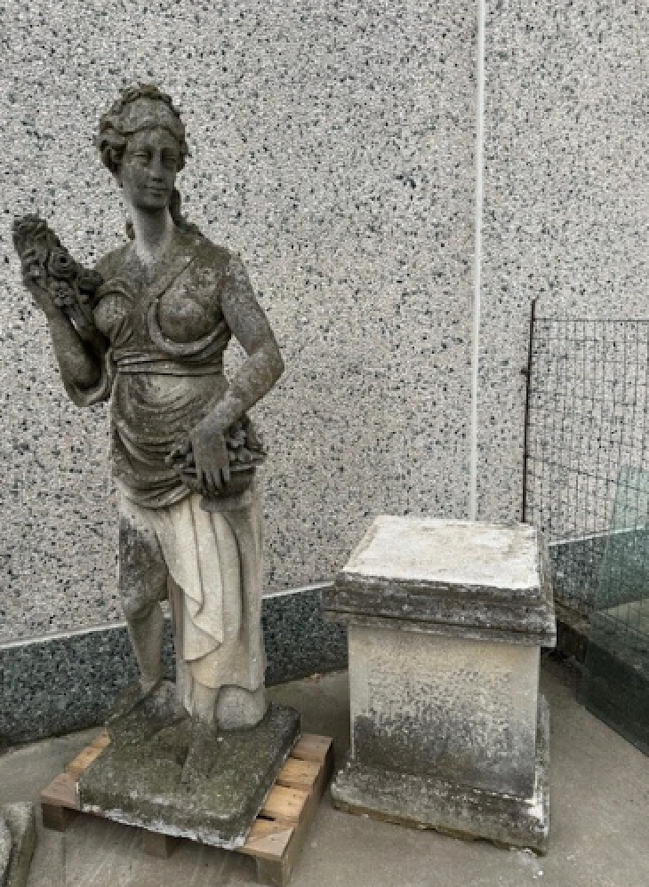 Donna con fiori, statua in pietra di Vicenza 8