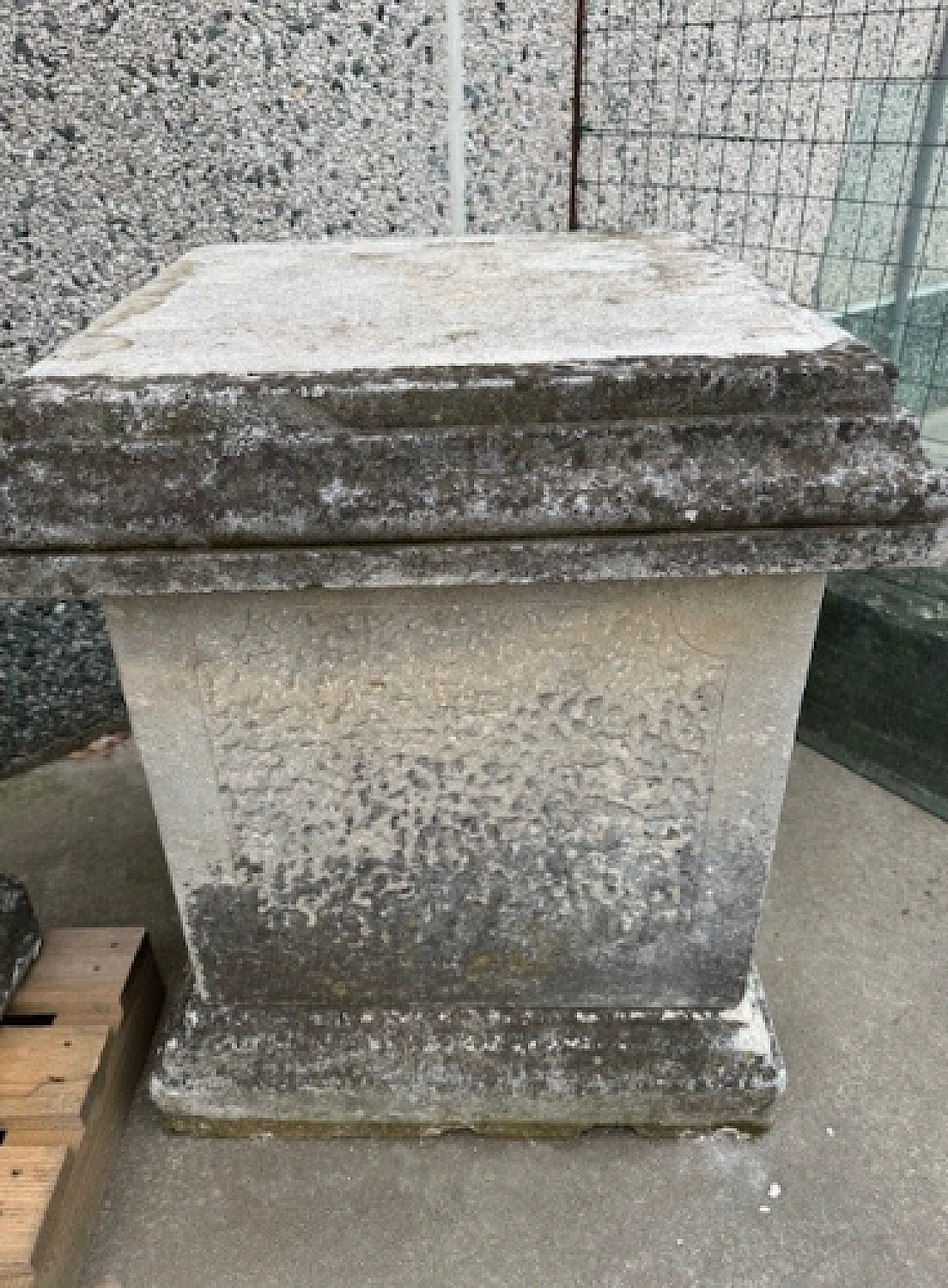 Woman with flowers, statue in Vicenza stone 9