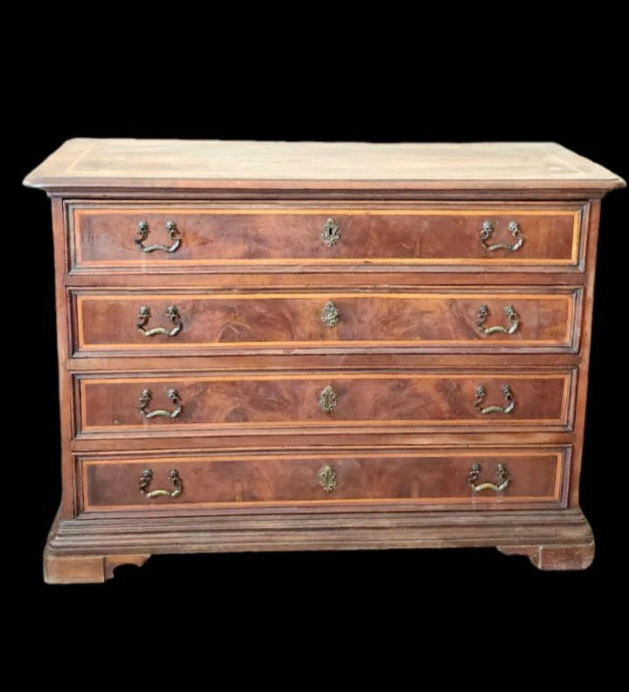 Solid walnut veneered chest of drawers, early 18th century 1