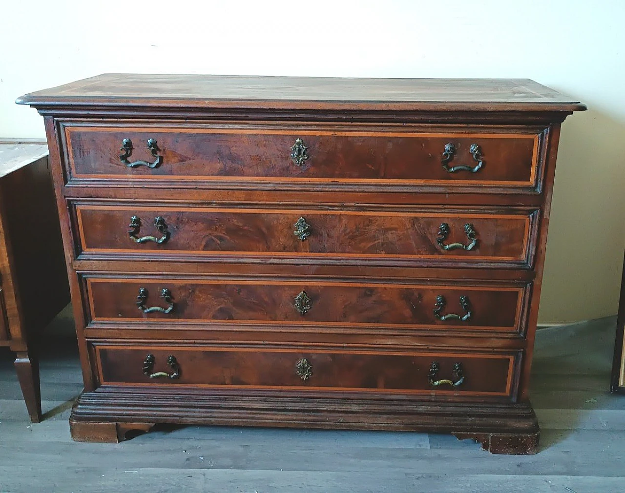 Solid walnut veneered chest of drawers, early 18th century 2