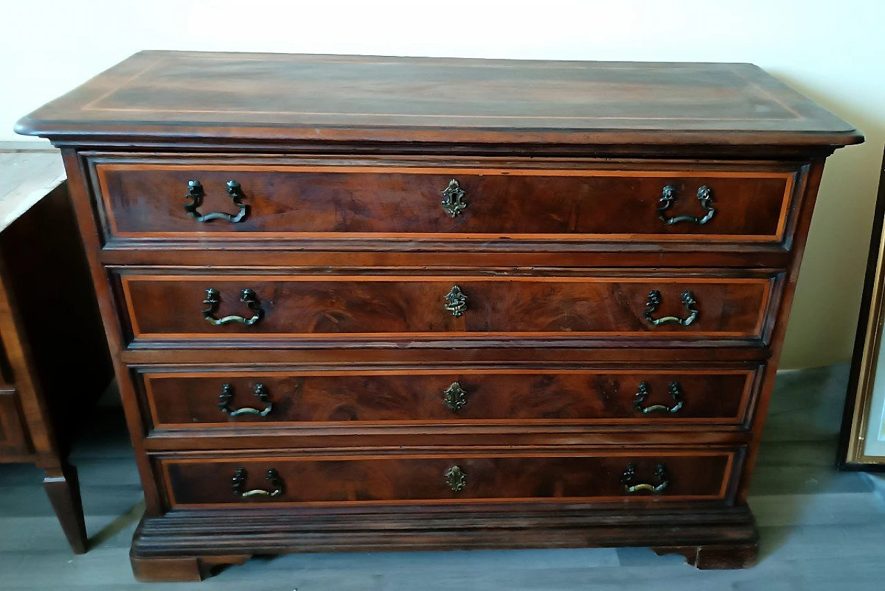 Solid walnut veneered chest of drawers, early 18th century 3