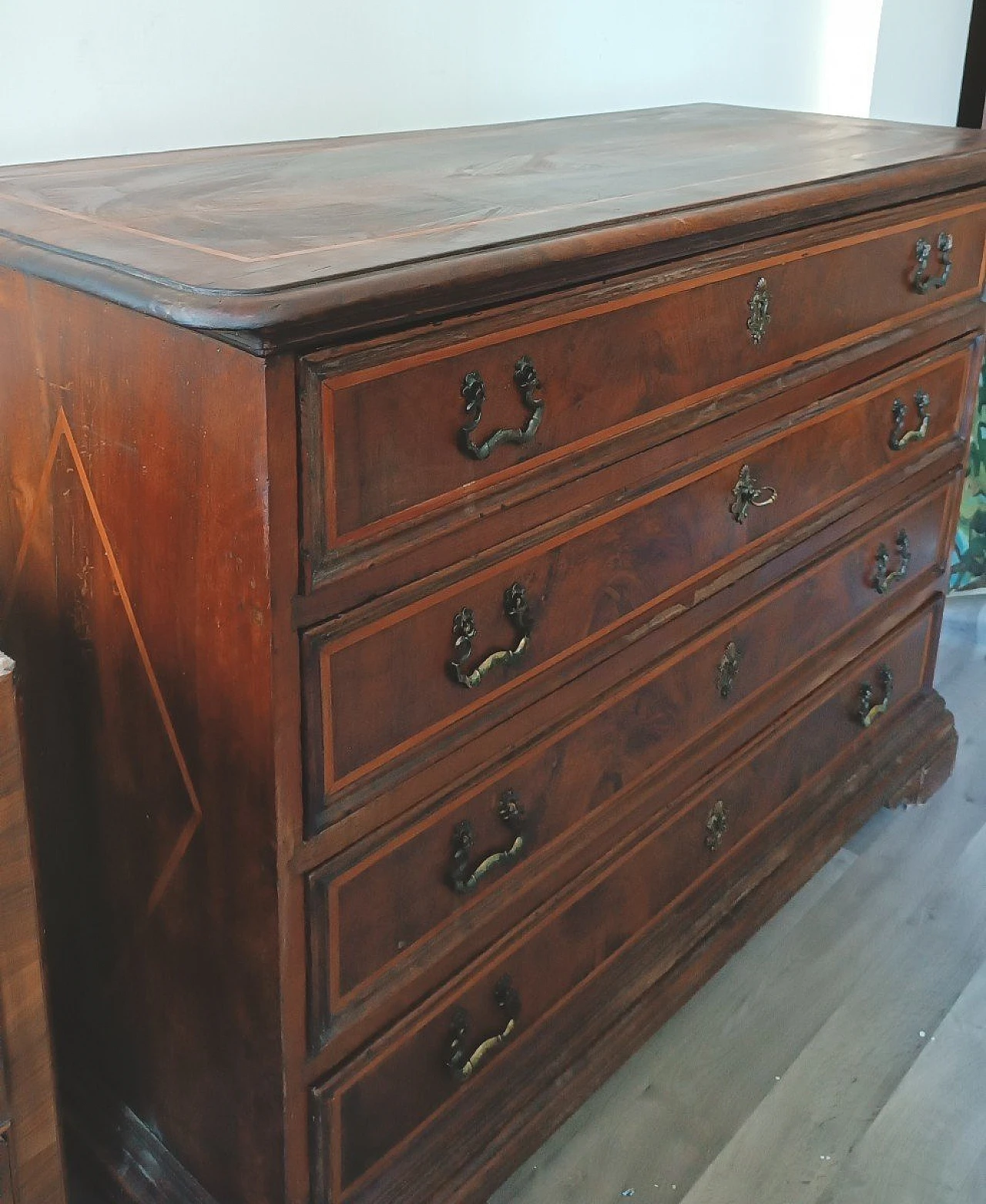 Solid walnut veneered chest of drawers, early 18th century 4