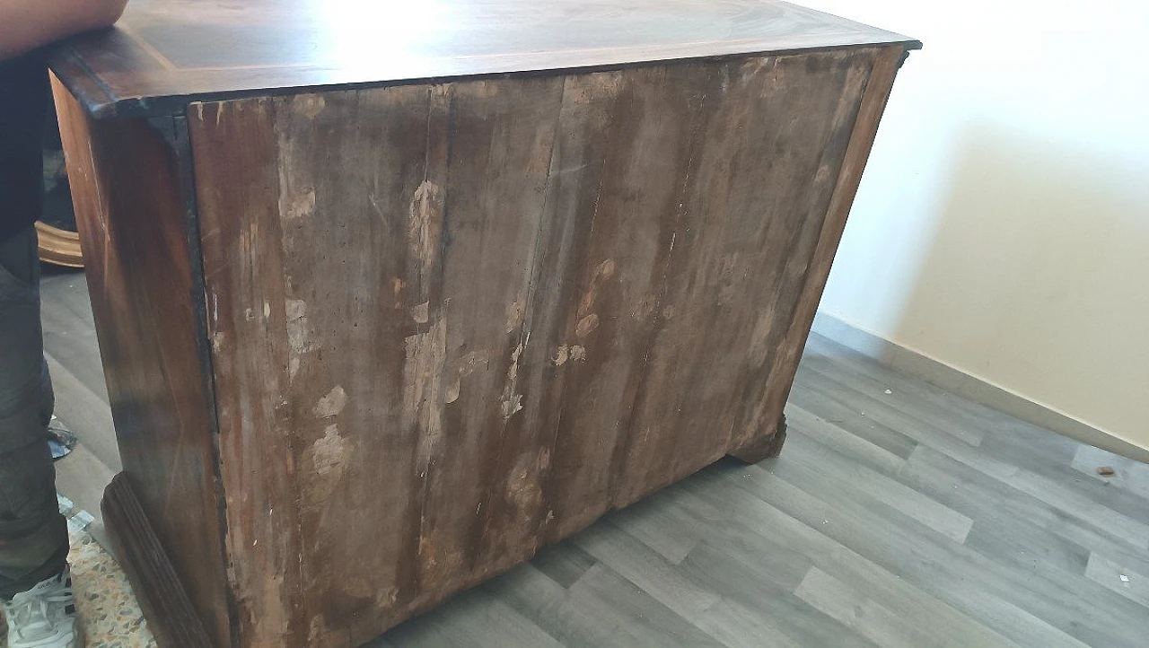 Solid walnut veneered chest of drawers, early 18th century 7