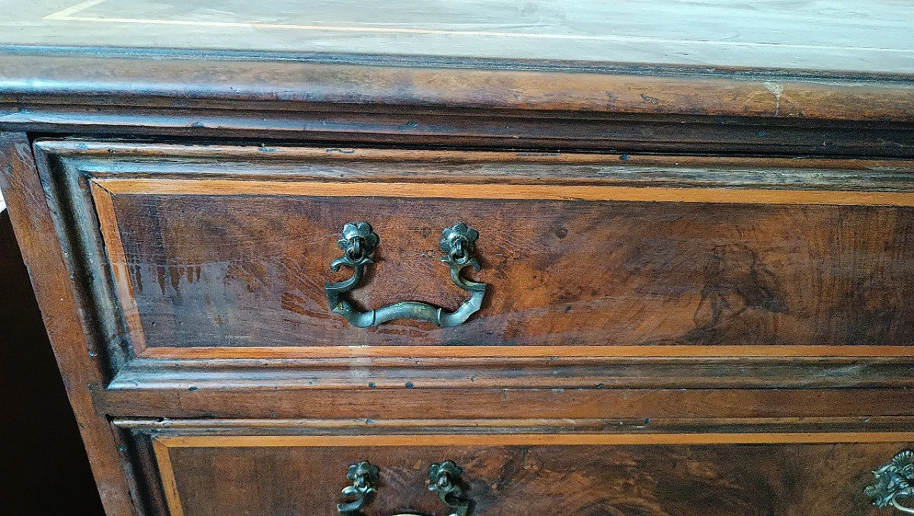 Solid walnut veneered chest of drawers, early 18th century 9