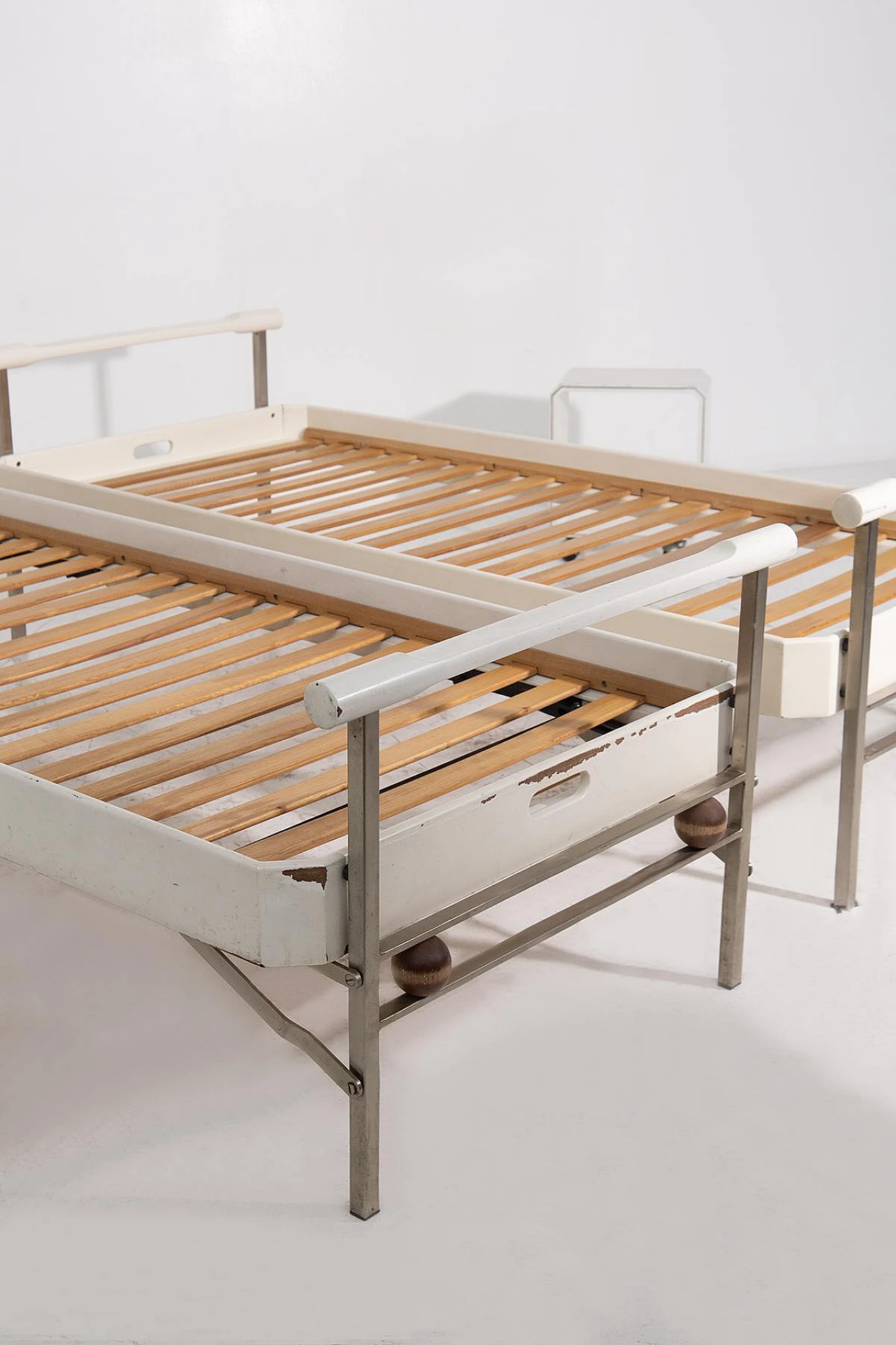 Letto Kangaroo L75 e comodino di O. Borsani per Tecno, anni '60 2