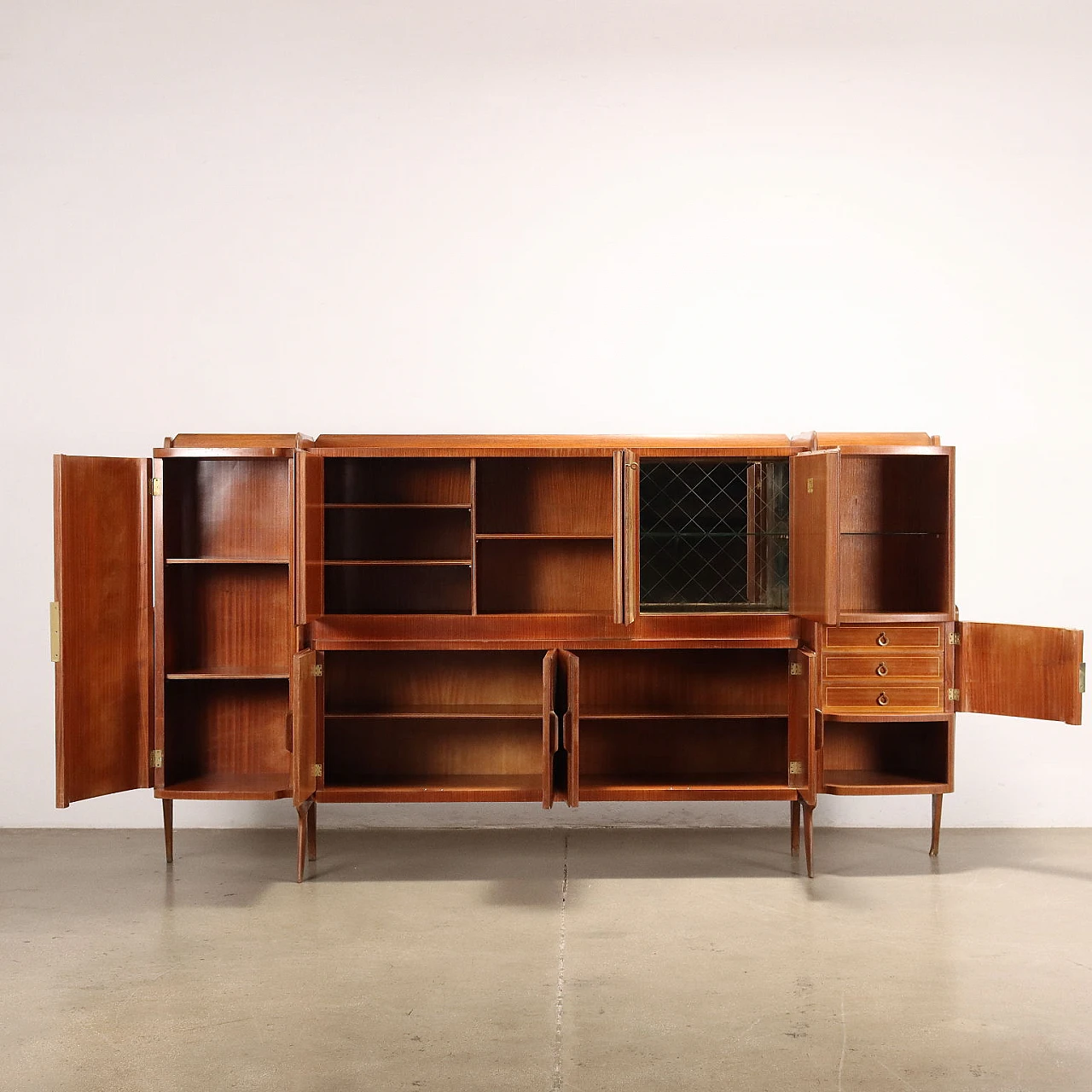 Credenza impiallicciata in rovere e pergamena di M. Cantù, anni '50 3