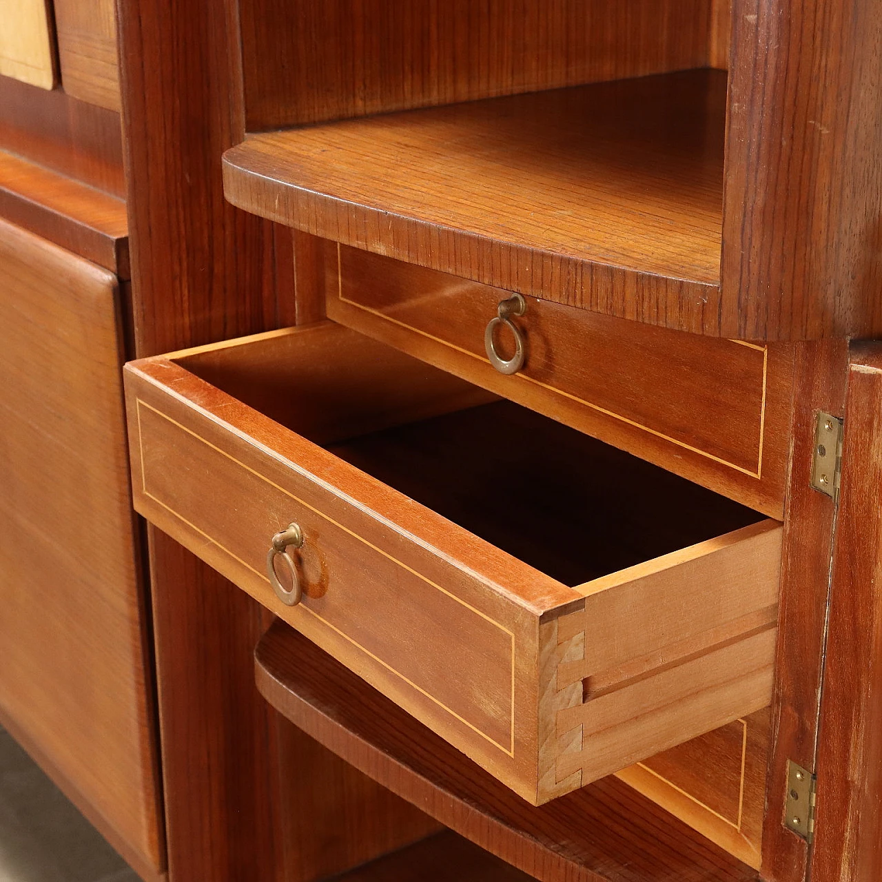 Credenza impiallicciata in rovere e pergamena di M. Cantù, anni '50 5